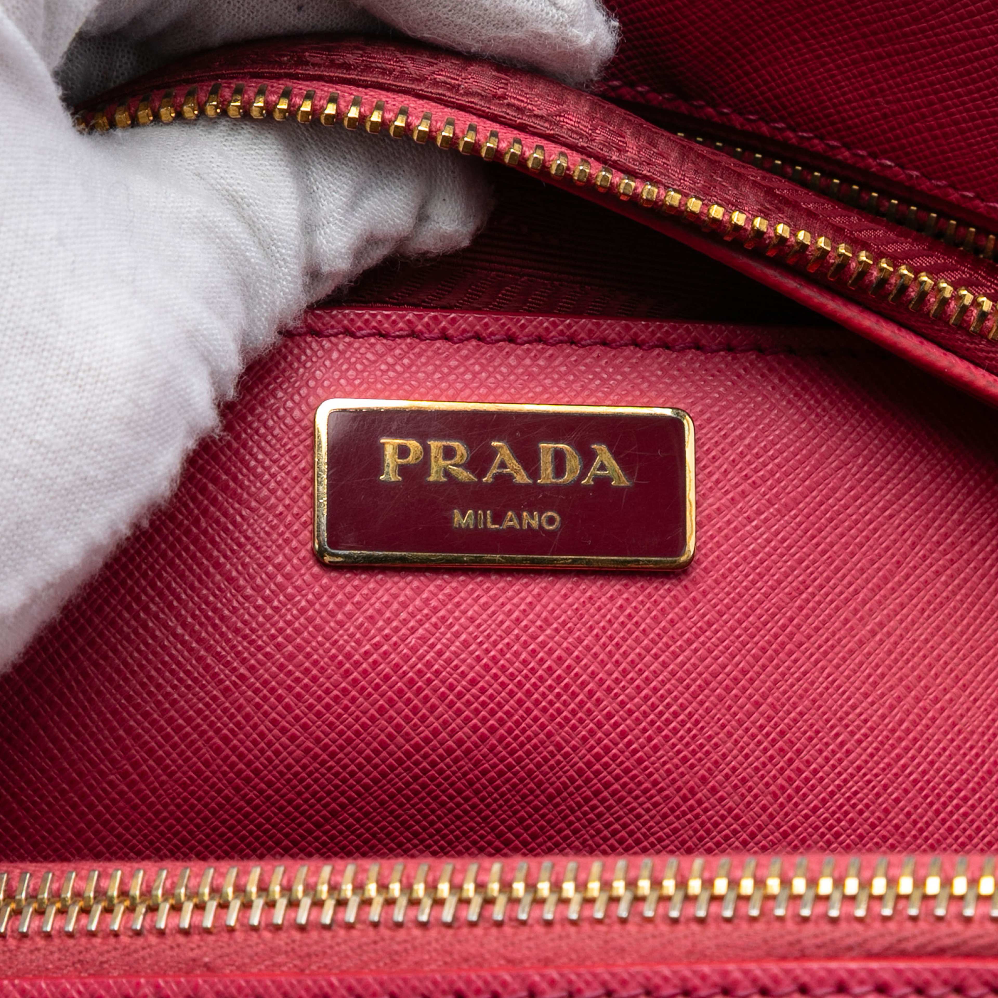 Prada Large Saffiano Lux Galleria Double Zip Satchel, från Luxclusif, i färgen dark pink. Klicka för att öppna bilden i stort format