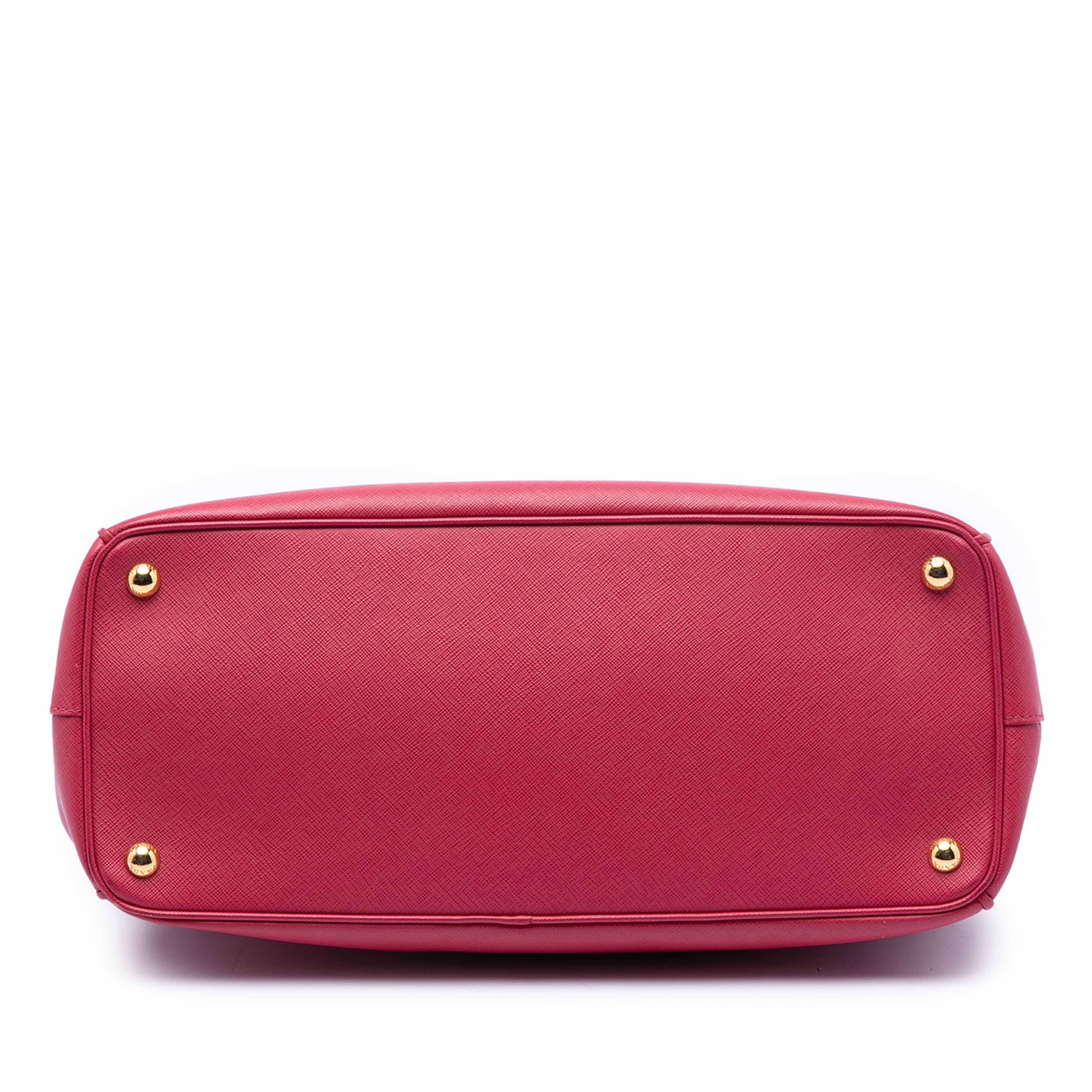 Prada Large Saffiano Lux Galleria Double Zip Satchel, från Luxclusif, i färgen dark pink. Klicka för att öppna bilden i stort format