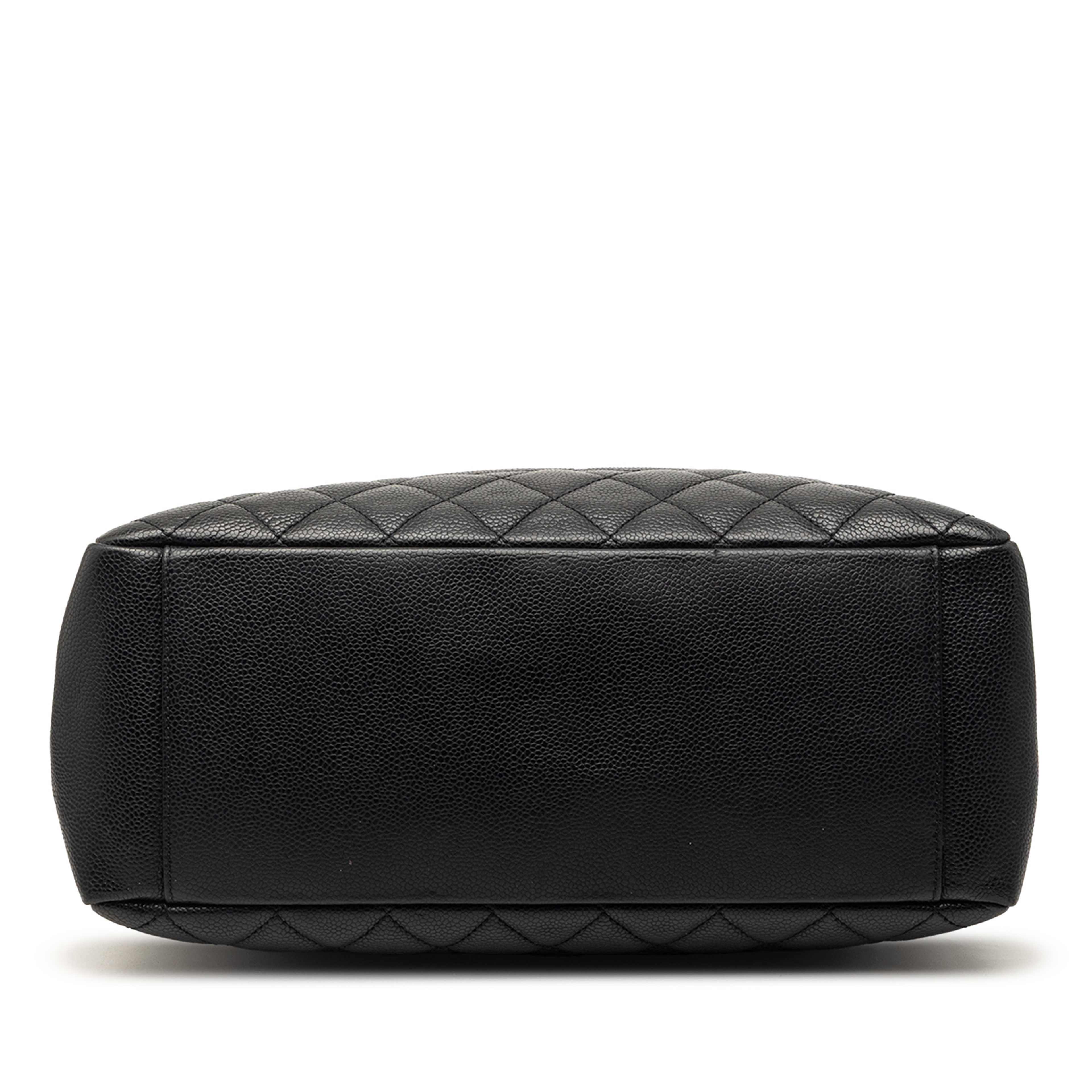 Chanel Caviar Grand Shopping Tote, från Luxclusif, i färgen black. Klicka för att öppna bilden i stort format
