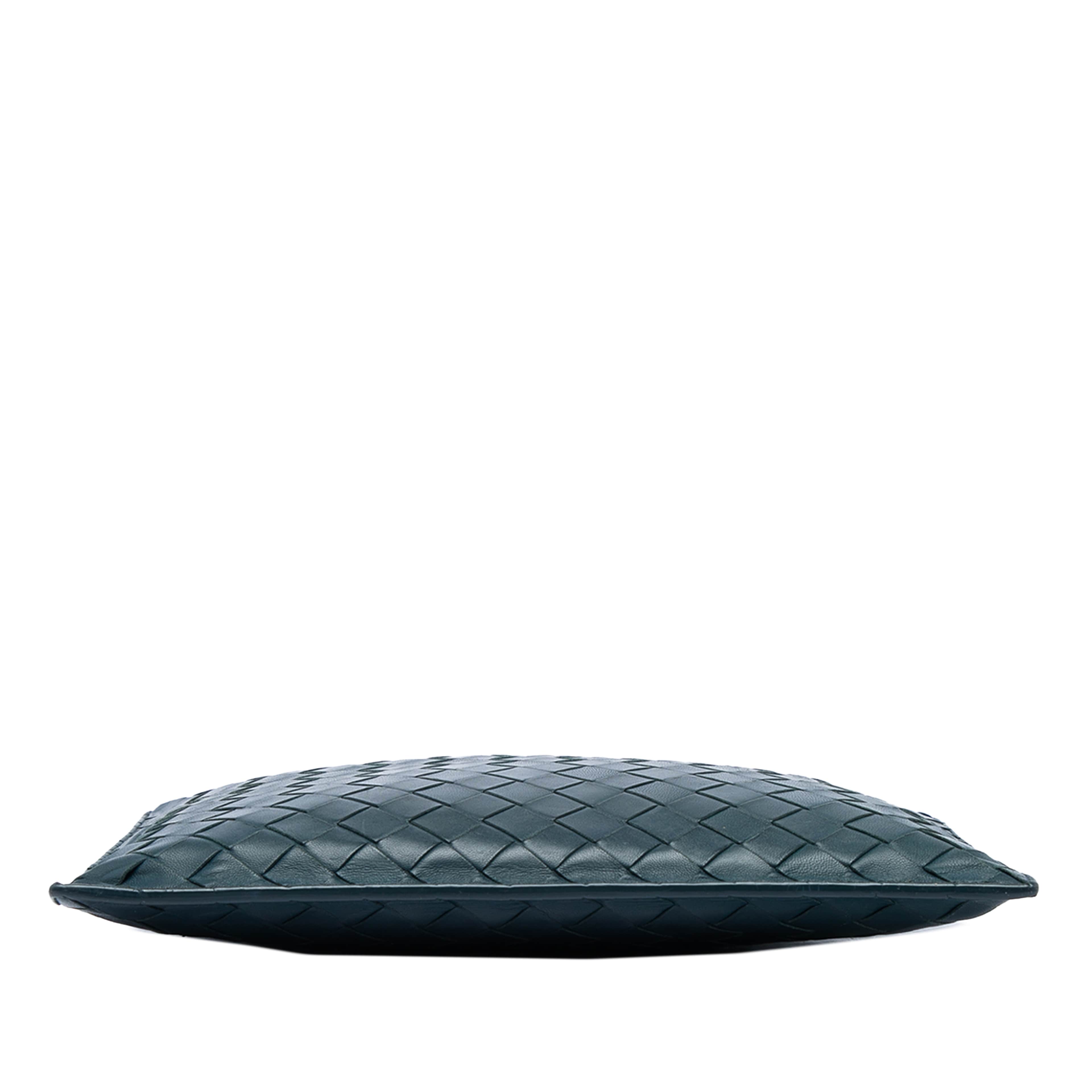 Bottega Veneta Nappa Intrecciato Clutch, från Luxclusif, i färgen blå. Klicka för att öppna bilden i stort format