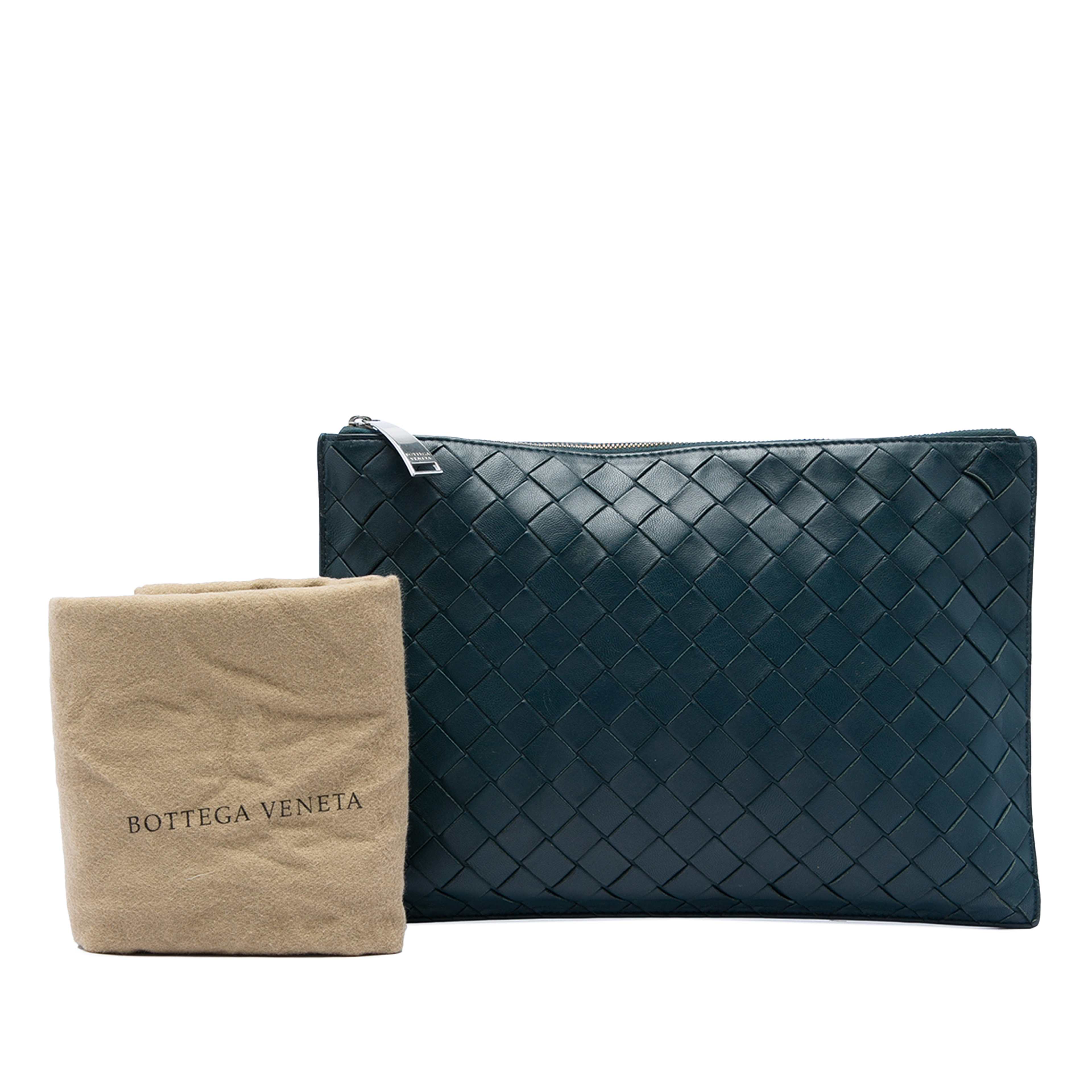 Bottega Veneta Nappa Intrecciato Clutch, från Luxclusif, i färgen blå. Klicka för att öppna bilden i stort format