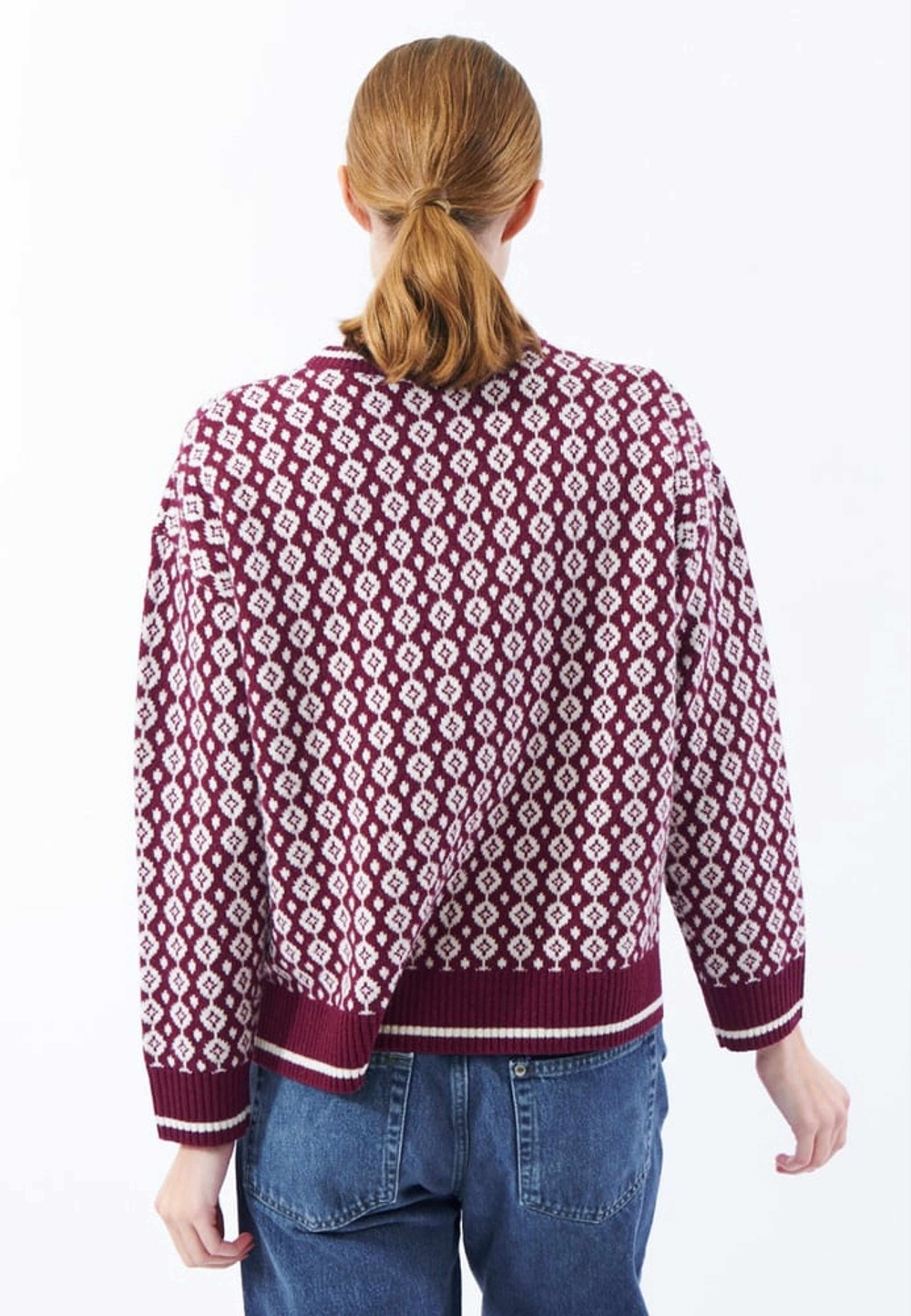 Clothilde Jumper, från Jumperfabriken, i färgen burgundy. Klicka för att öppna bilden i stort format