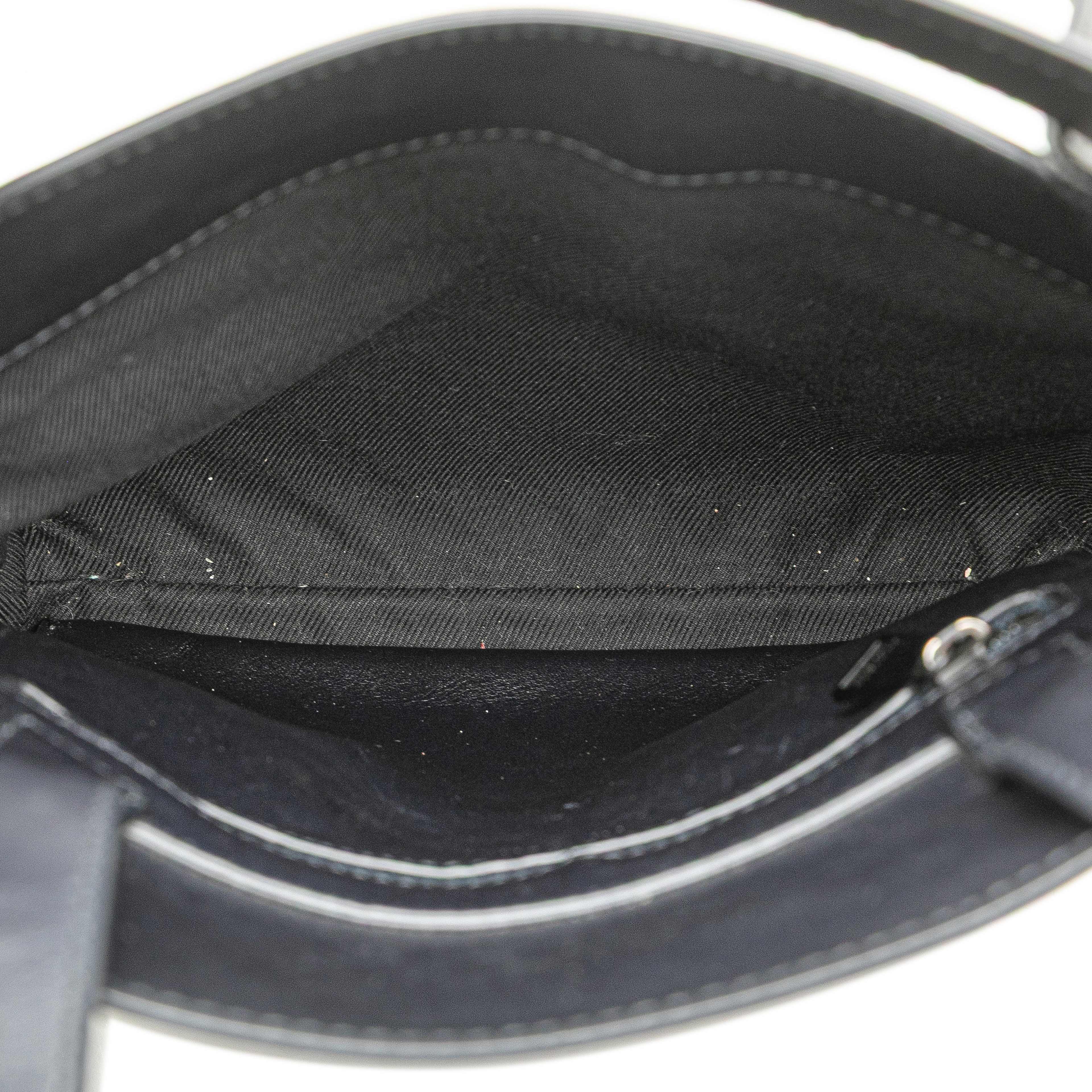 Bottega Veneta Nappa Intrecciato Messenger Bag, från Luxclusif, i färgen black. Klicka för att öppna bilden i stort format