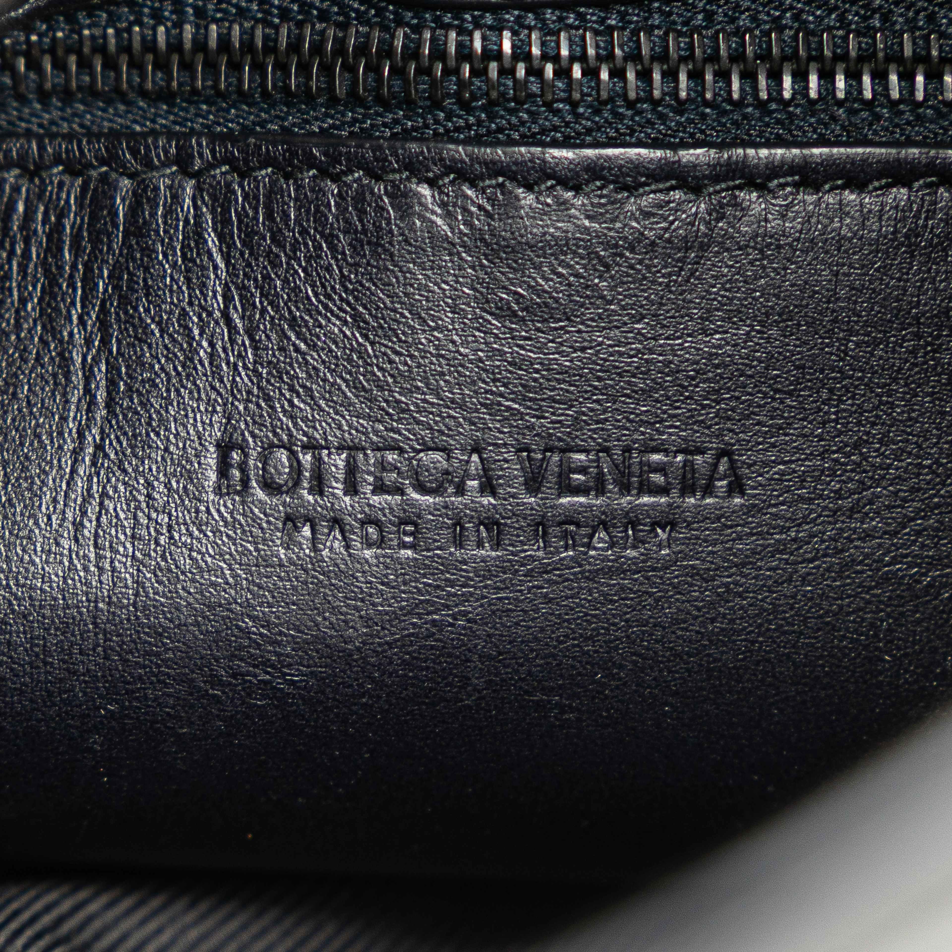 Bottega Veneta Nappa Intrecciato Messenger Bag, från Luxclusif, i färgen black. Klicka för att öppna bilden i stort format