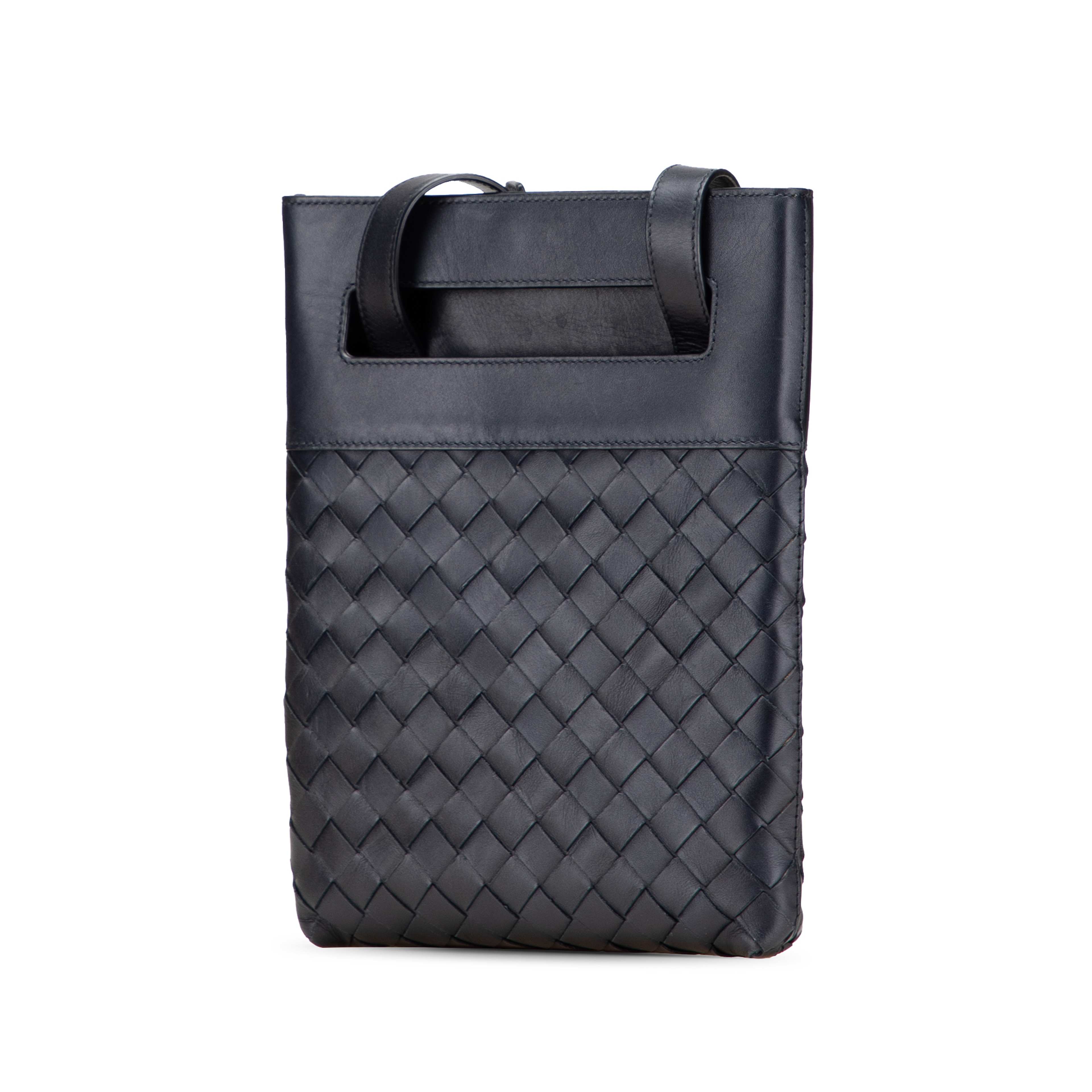 Bottega Veneta Nappa Intrecciato Messenger Bag, från Luxclusif, i färgen black. Klicka för att öppna bilden i stort format