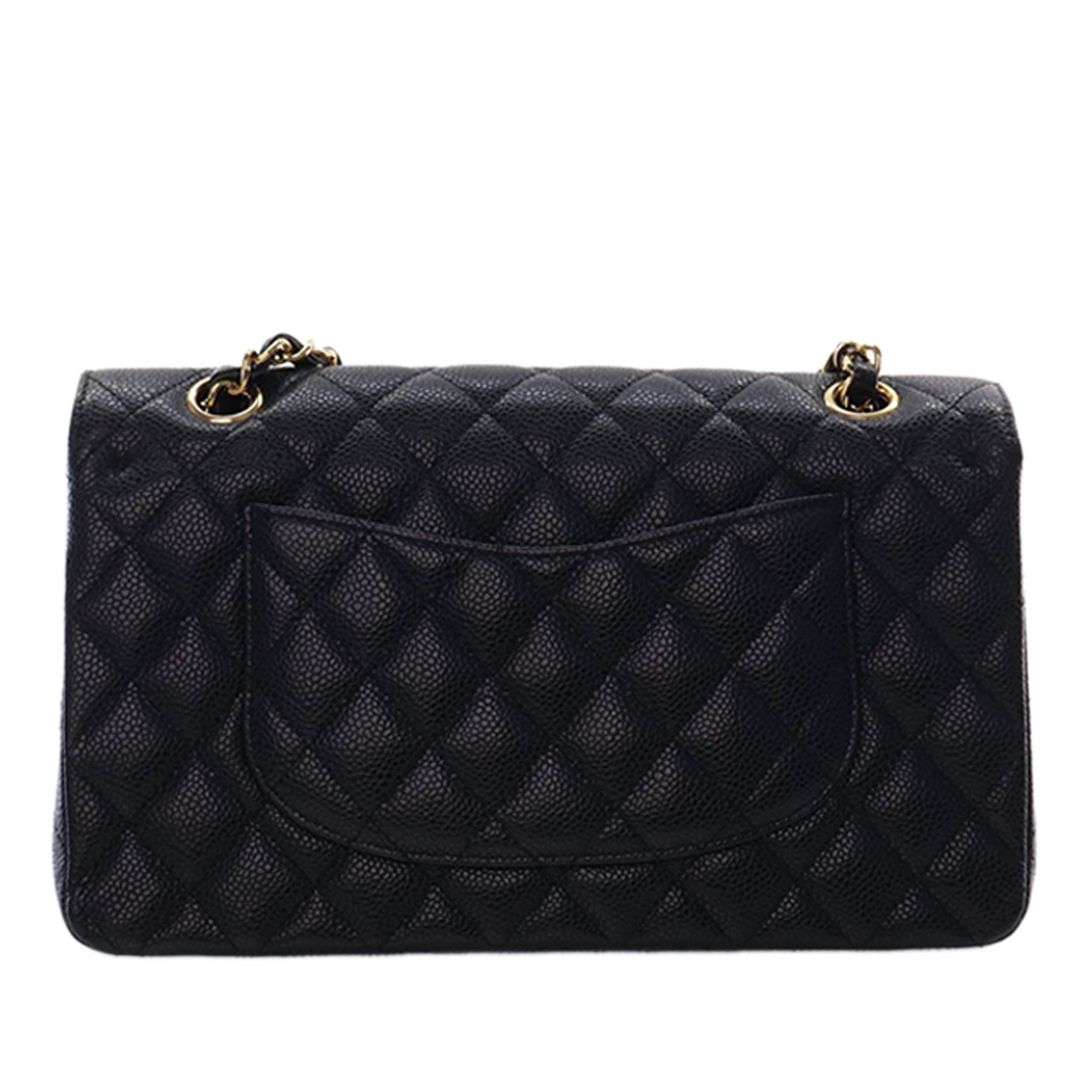 Chanel Medium Classic Caviar Double Flap, från Luxclusif, i färgen black. Klicka för att öppna bilden i stort format