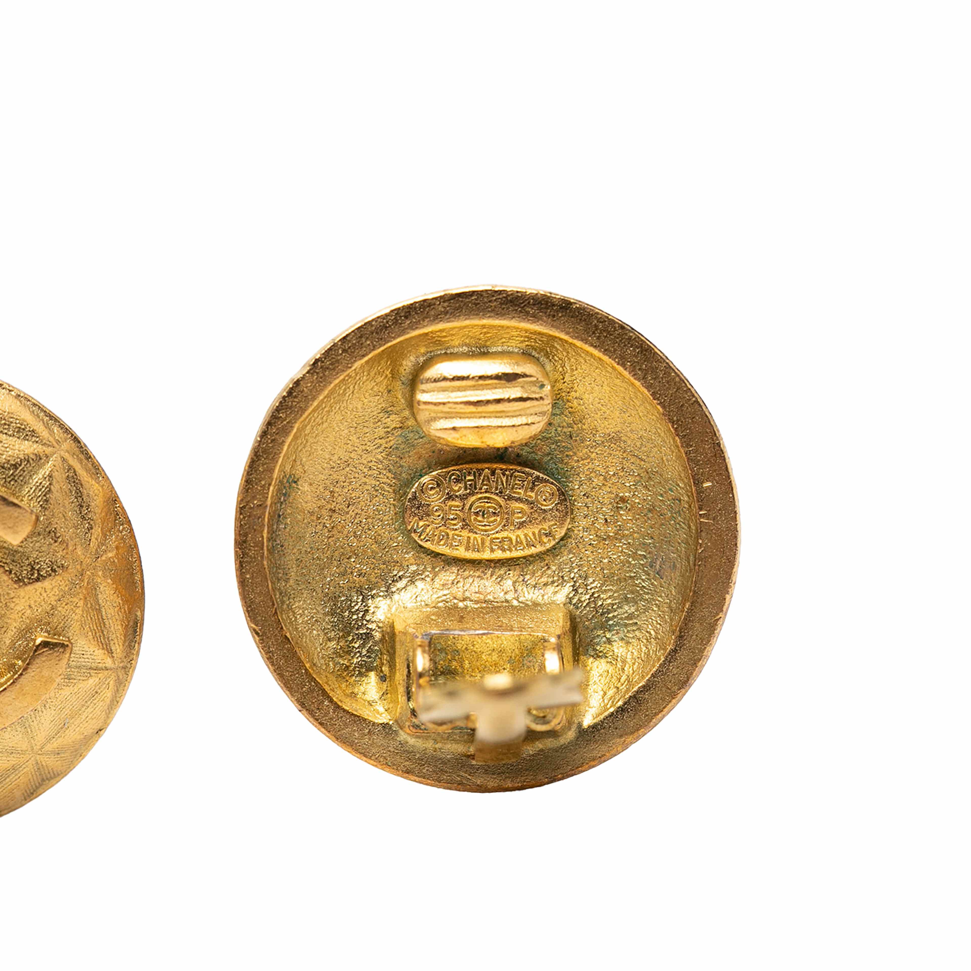 Chanel Cc Gold Plated Round Clip On Earrings, från Luxclusif, i färgen guld. Klicka för att öppna bilden i stort format