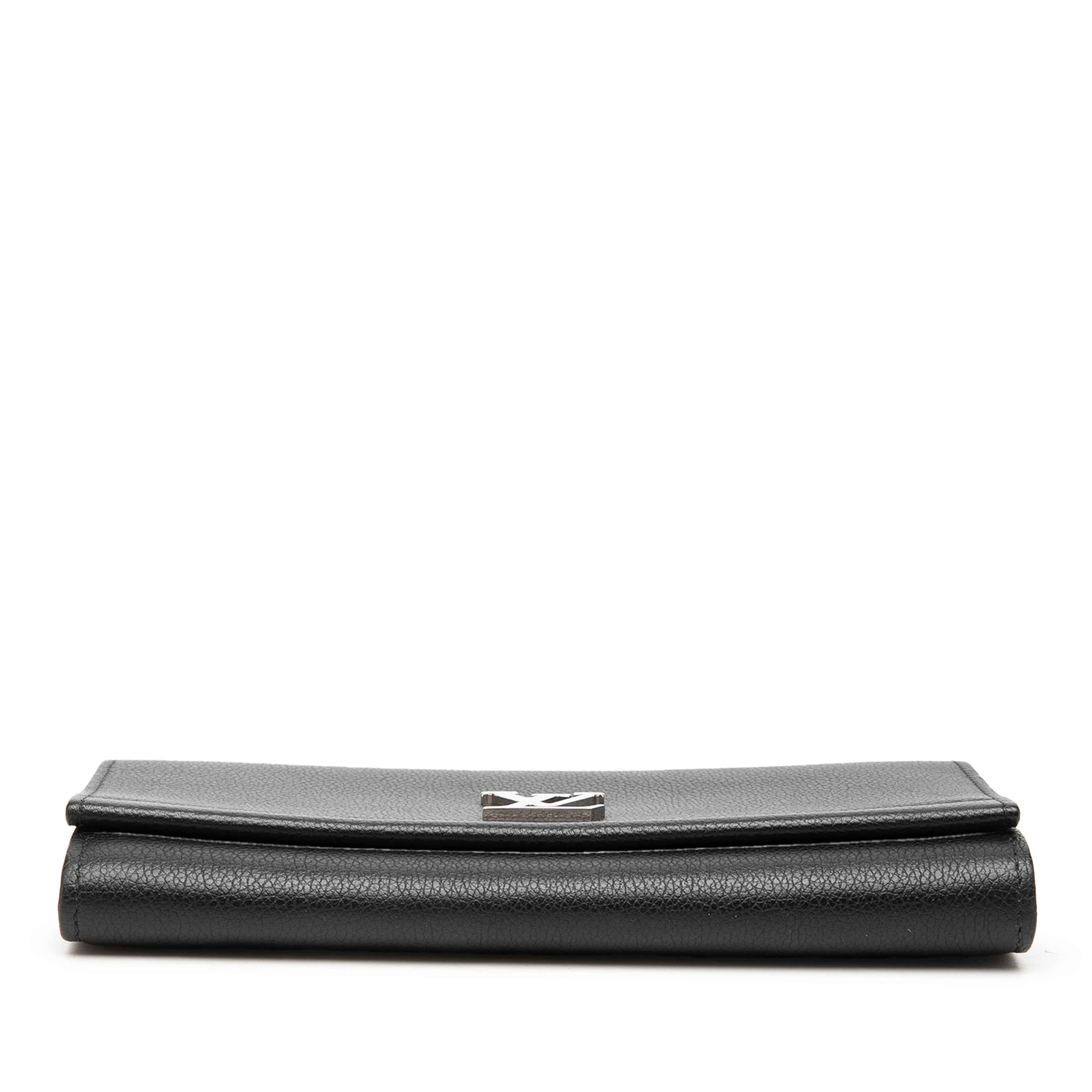 Louis Vuitton Leather Lockme Ii Long Wallet, från Luxclusif, i färgen black. Klicka för att öppna bilden i stort format