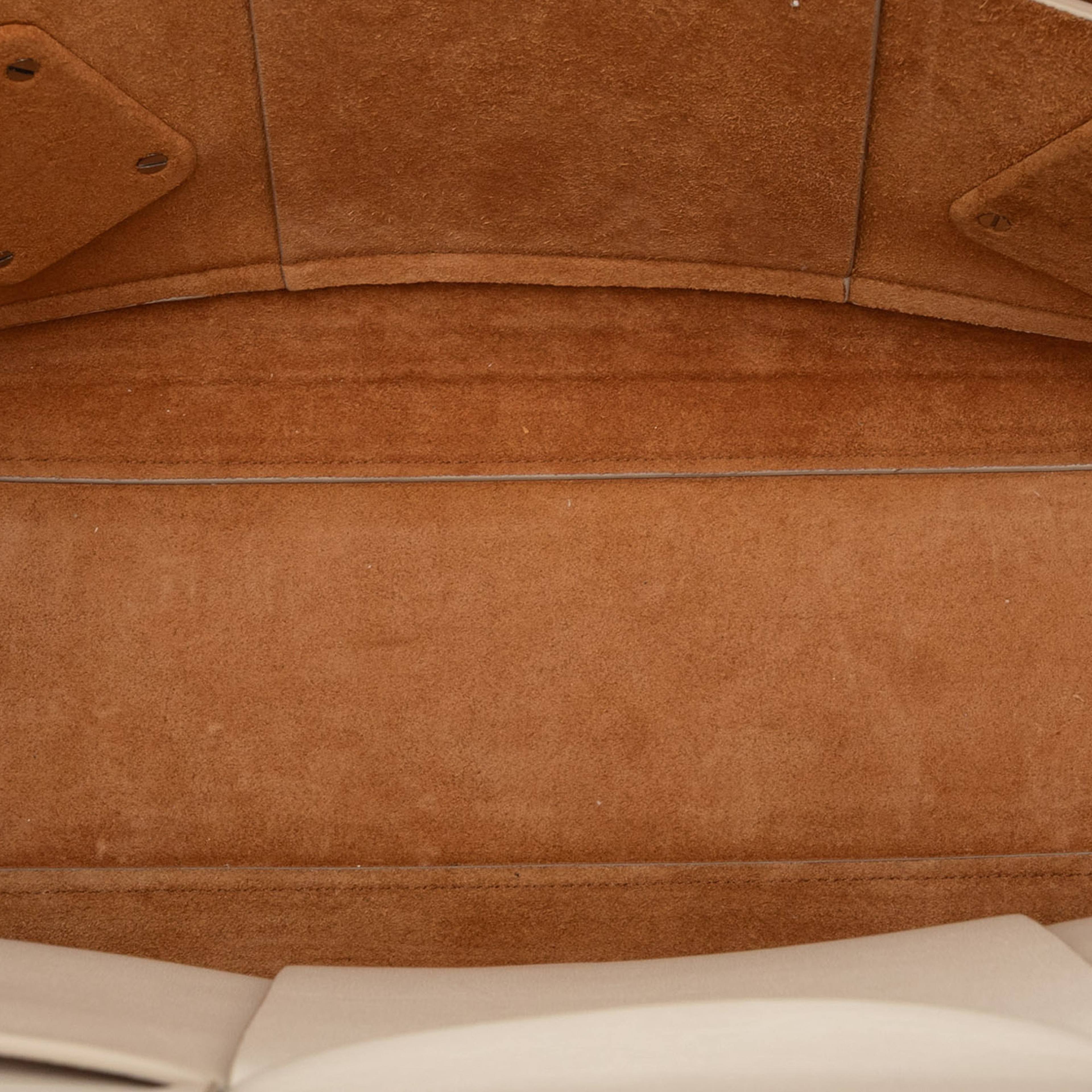 Bottega Veneta Medium Calfskin Maxi Intrecciato Arco Tote, från Luxclusif, i färgen white. Klicka för att öppna bilden i stort format