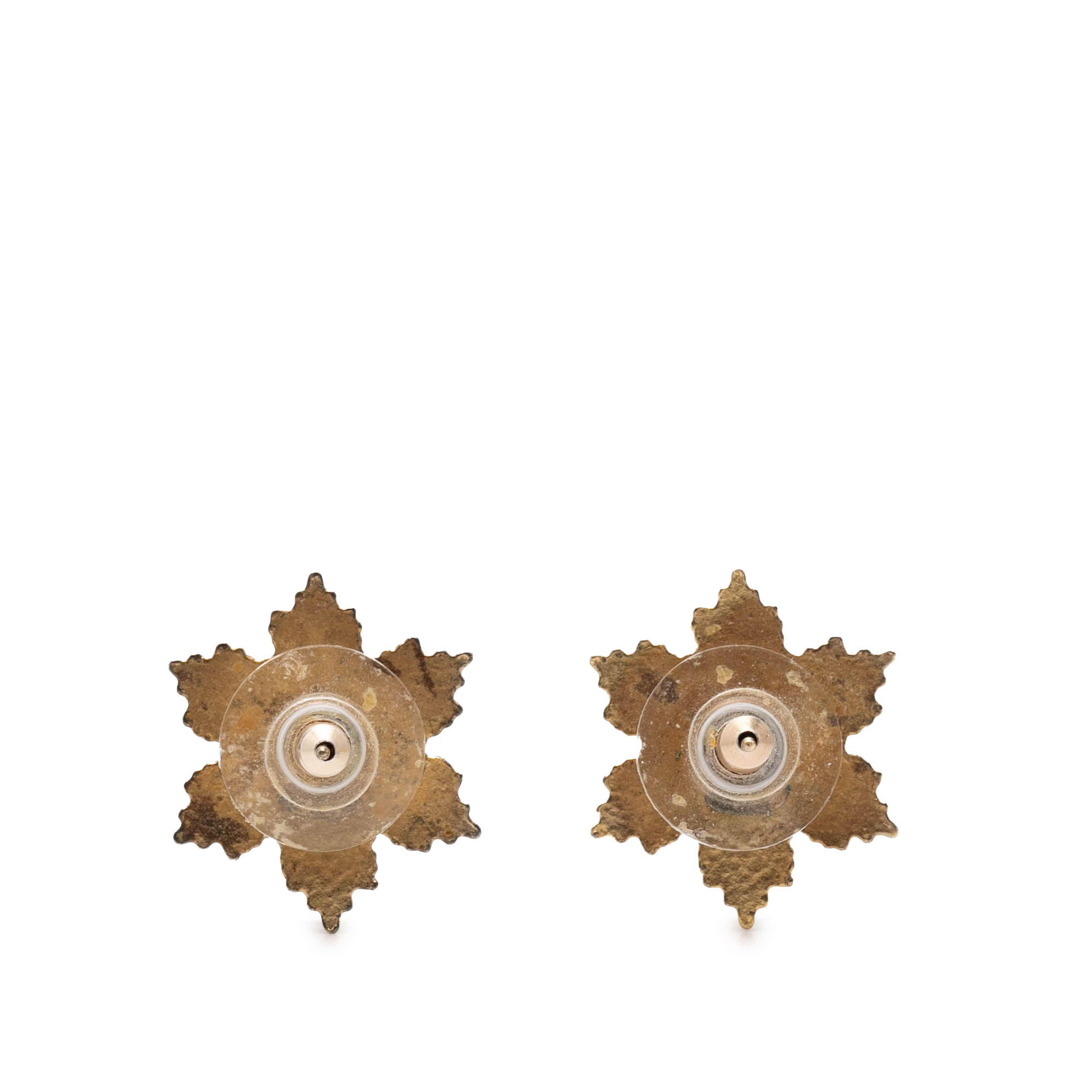 Chanel Cc Gold Plated And Enamel Snowflake Push Back Earrings, från Luxclusif, i färgen gold. Klicka för att öppna bilden i stort format