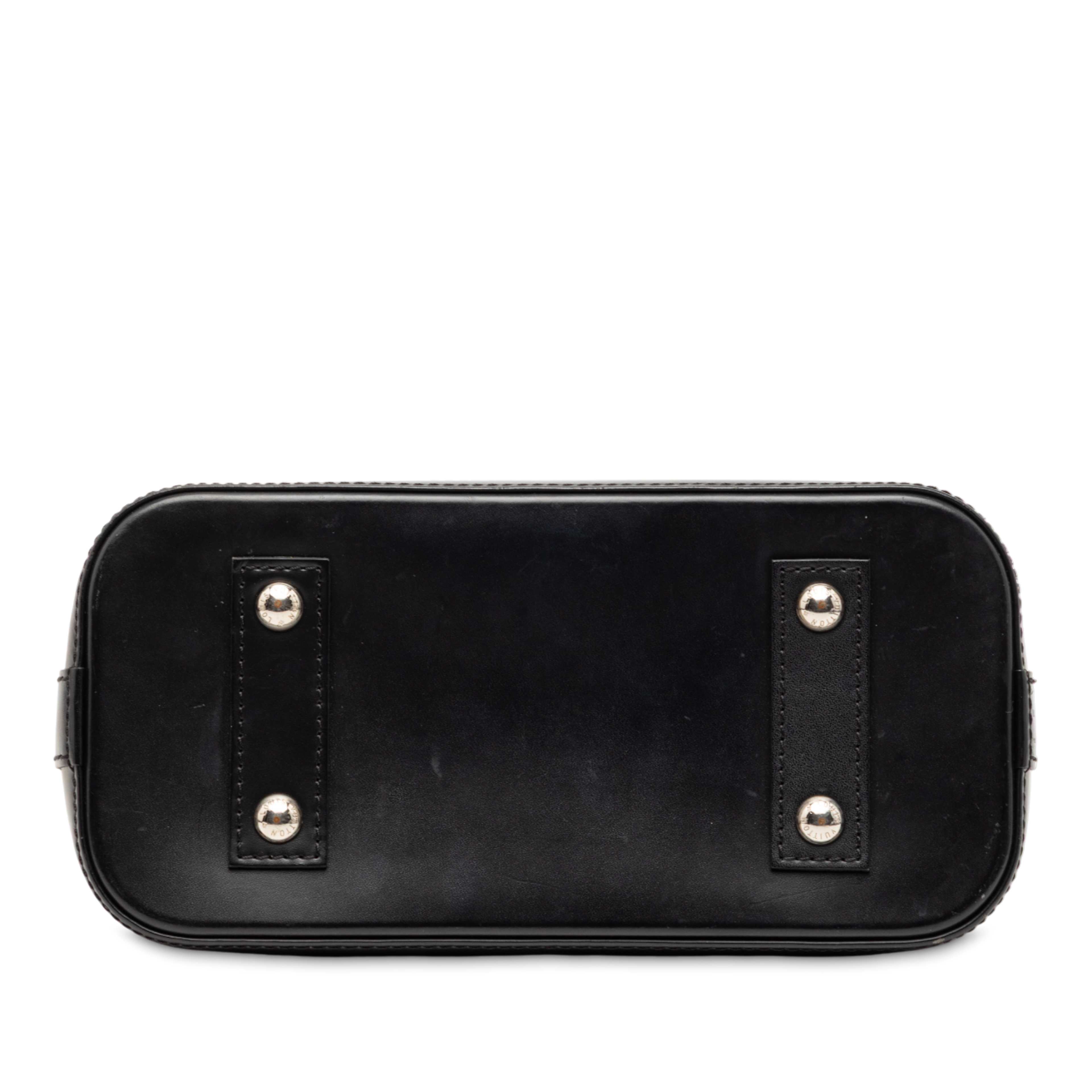 Louis Vuitton Epi Denim Alma Bb, från Luxclusif, i färgen blue. Klicka för att öppna bilden i stort format