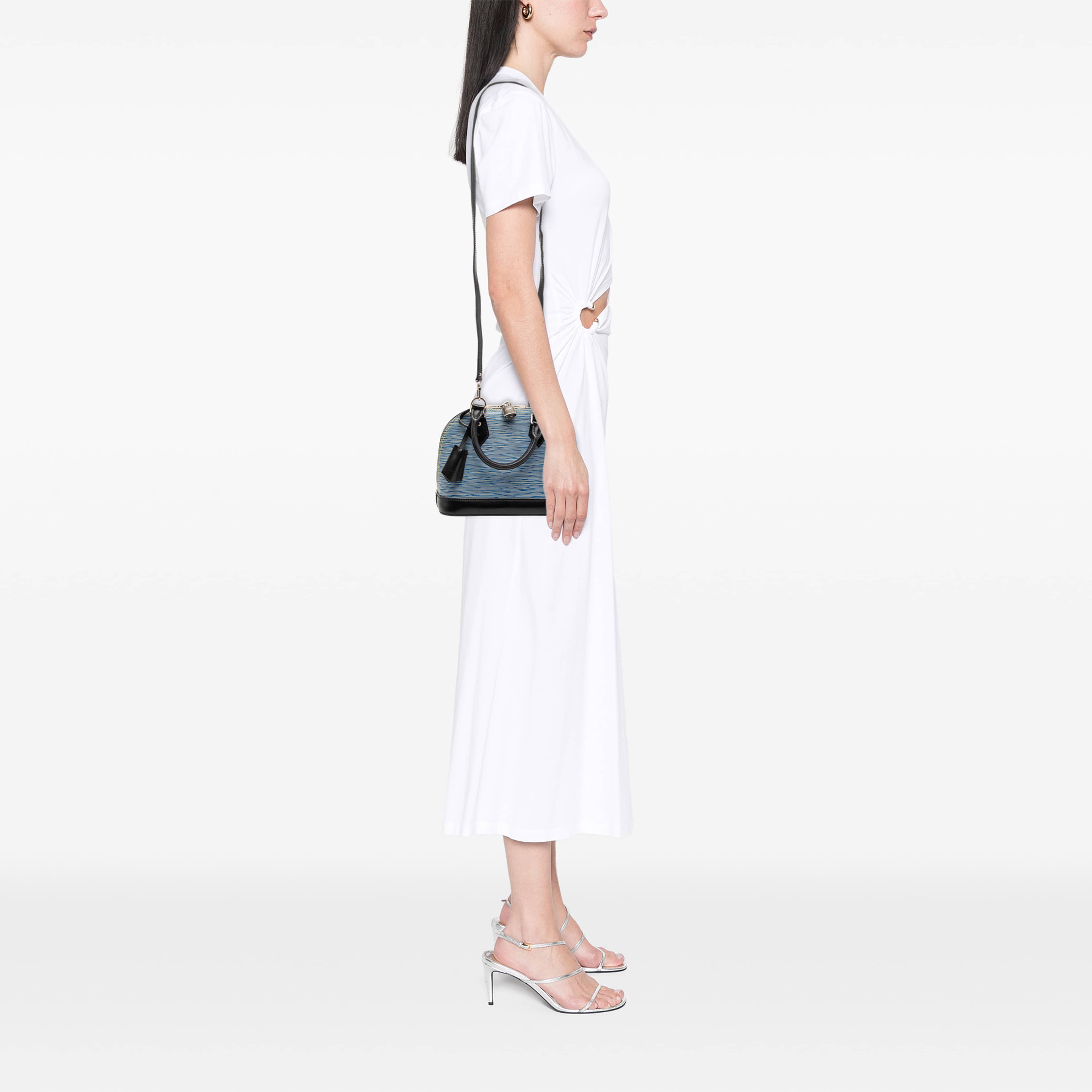 Louis Vuitton Epi Denim Alma Bb, från Luxclusif, i färgen blå. Klicka för att öppna bilden i stort format