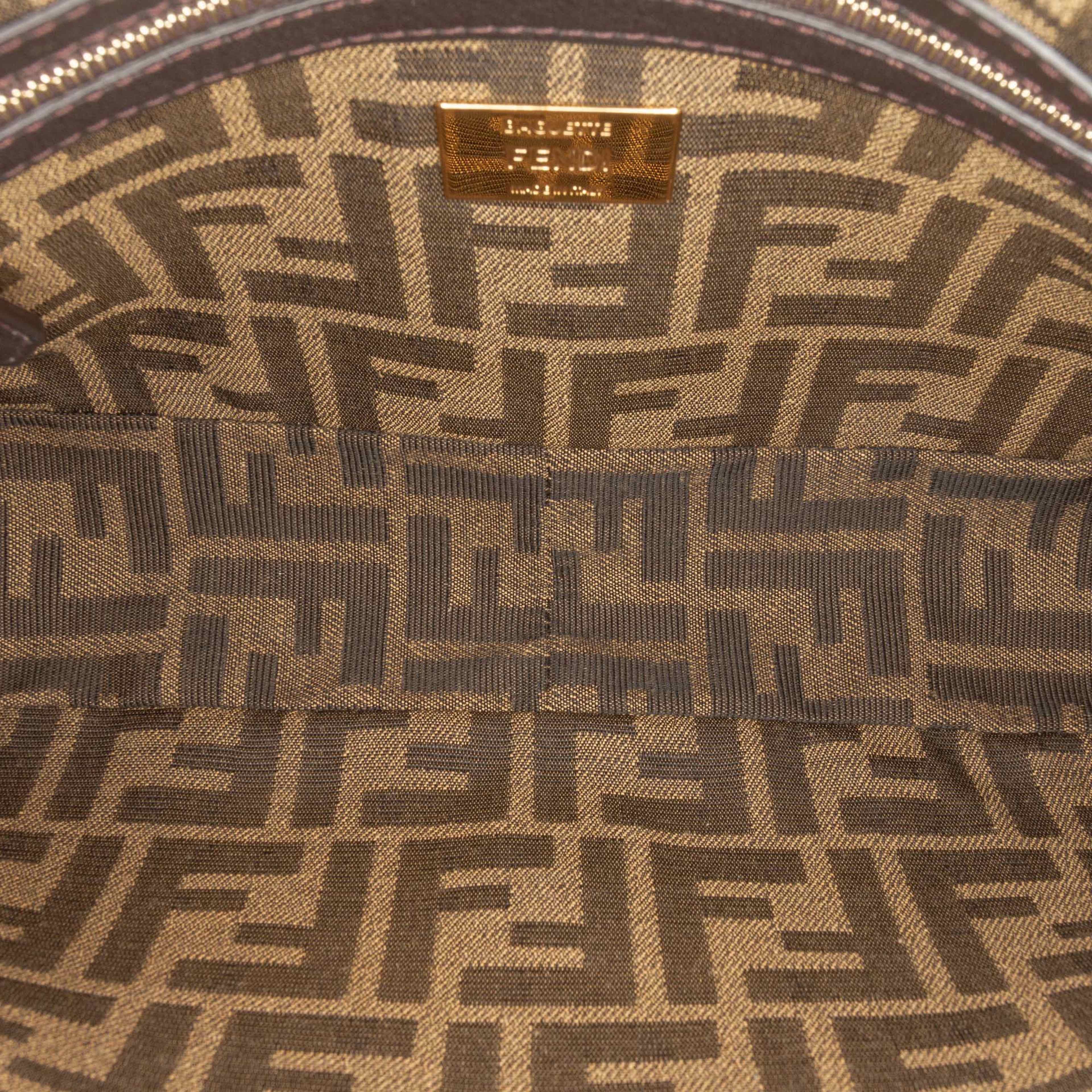 Fendi Zucca Embroidered Canvas Baguette Satchel, från Luxclusif, i färgen brown. Klicka för att öppna bilden i stort format