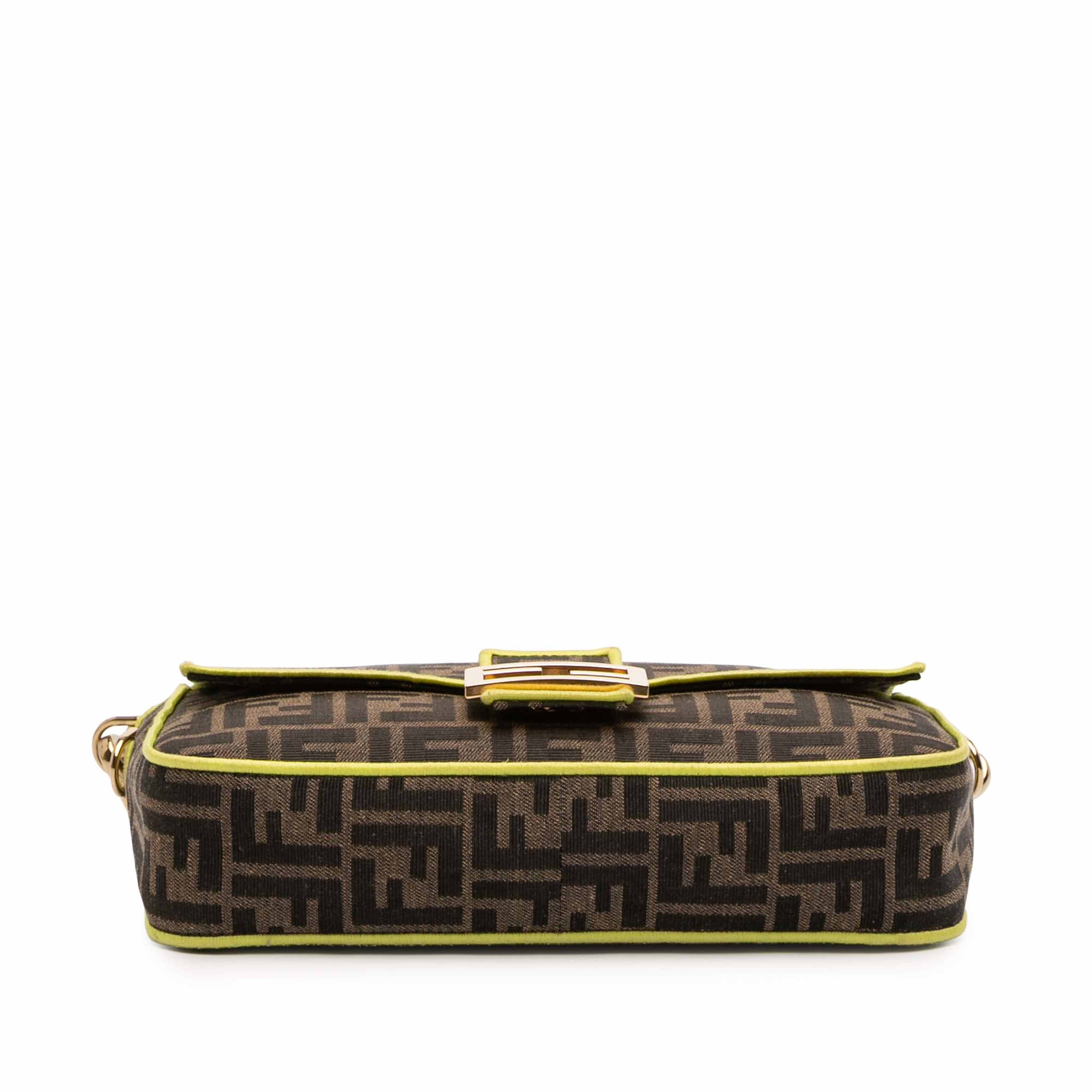 Fendi Zucca Embroidered Canvas Baguette Satchel, från Luxclusif, i färgen brown. Klicka för att öppna bilden i stort format