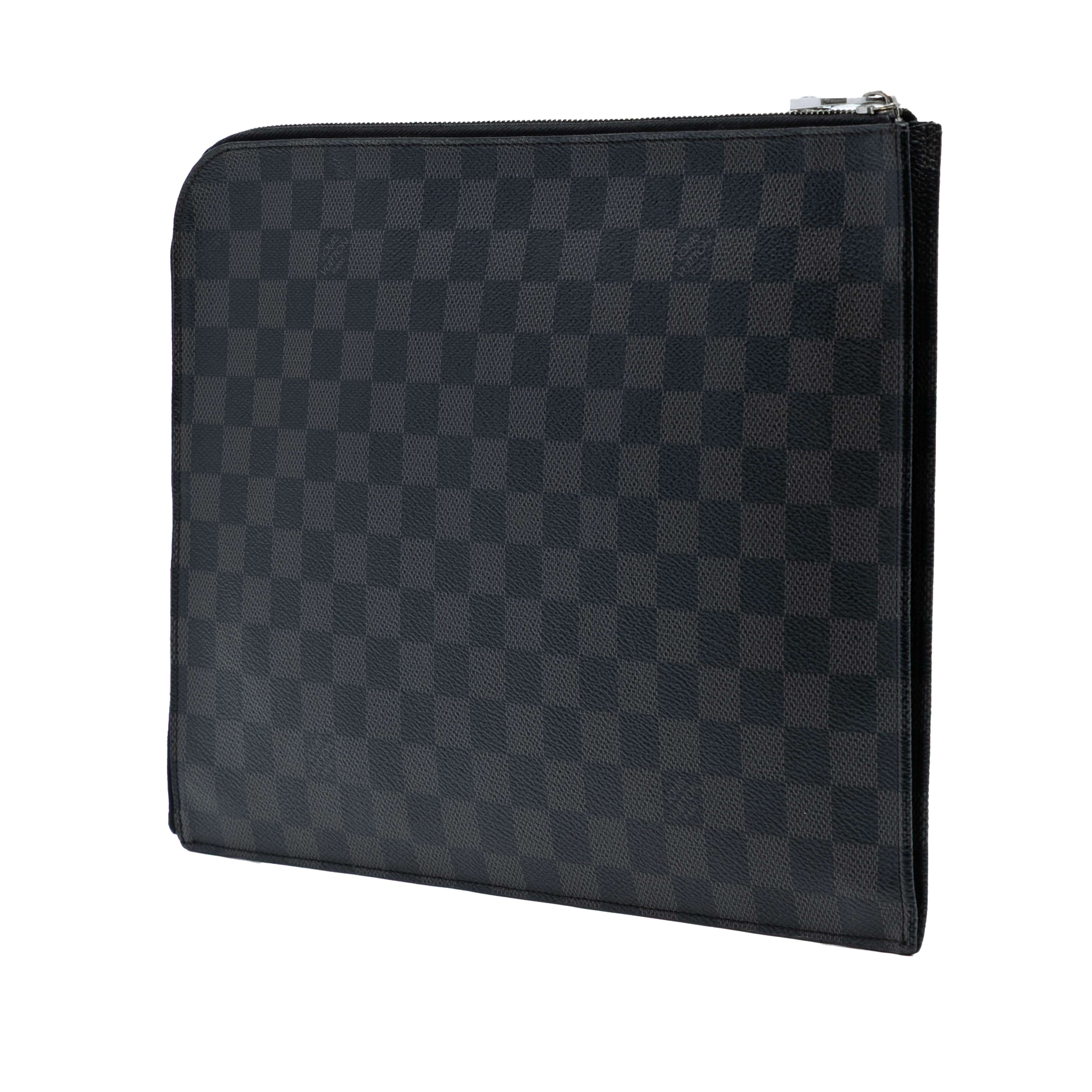 Louis Vuitton Damier Graphite Pochette Jour Gm, från Luxclusif, i färgen black. Klicka för att öppna bilden i stort format