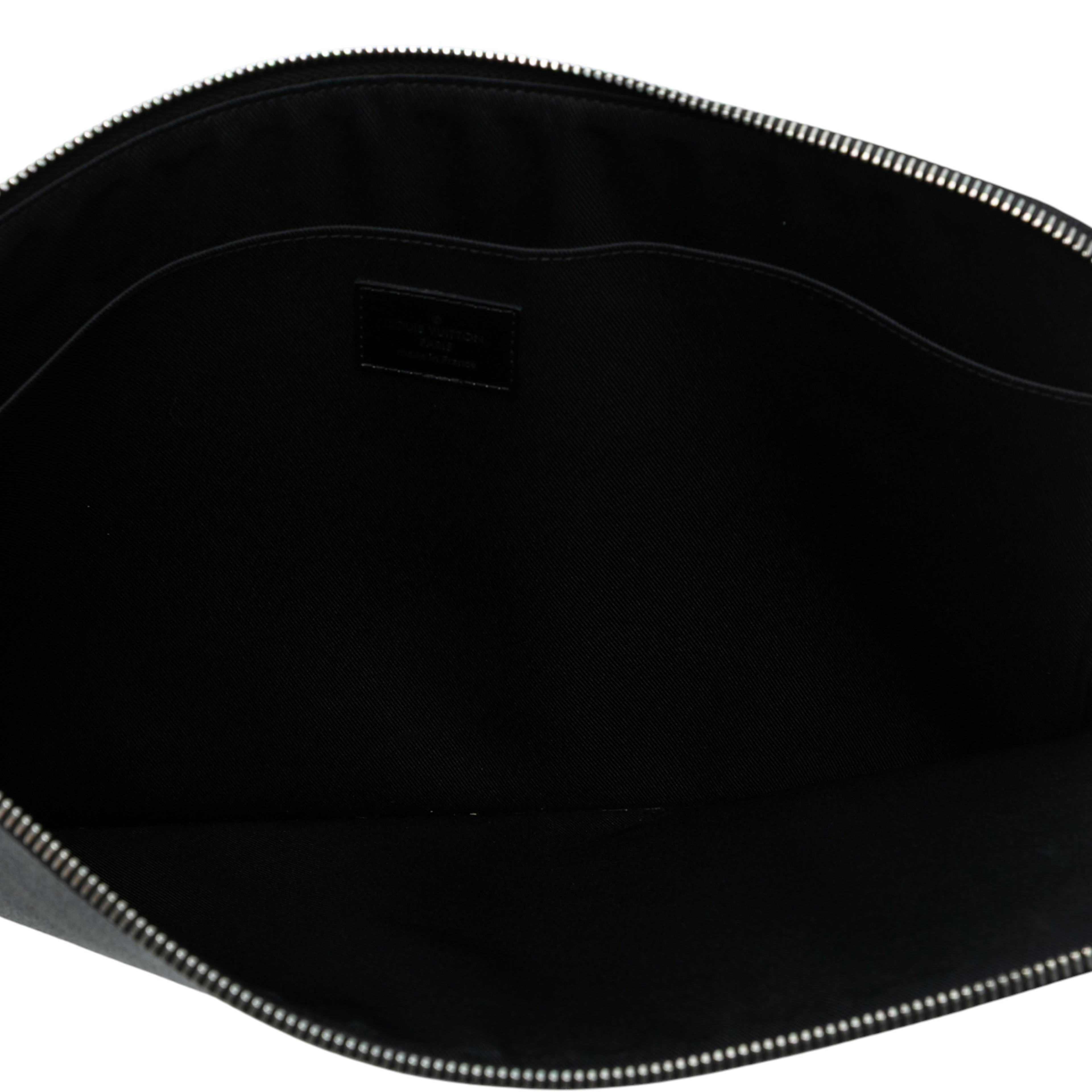 Louis Vuitton Damier Graphite Pochette Jour Gm, från Luxclusif, i färgen black. Klicka för att öppna bilden i stort format