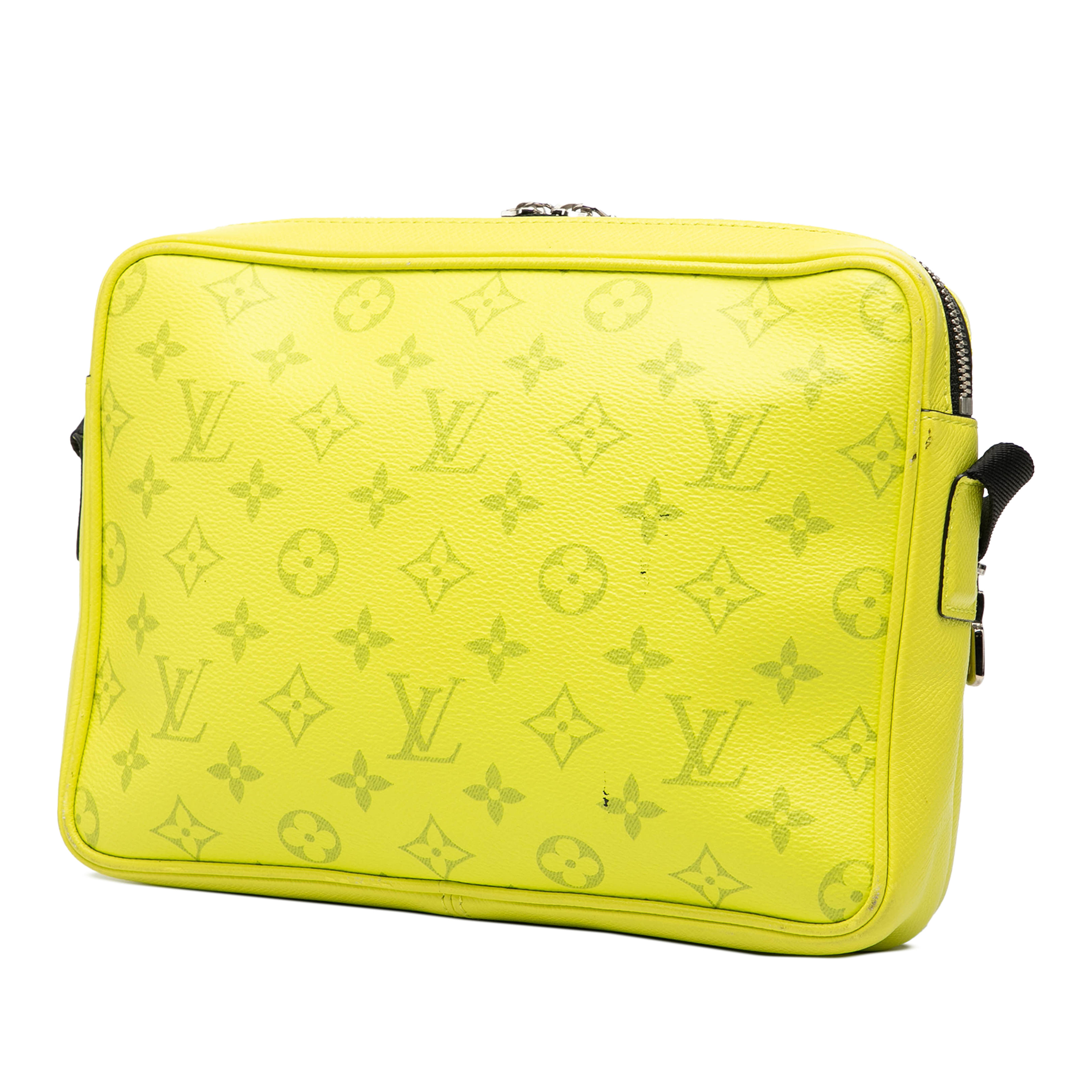 Louis Vuitton Monogram Taigarama Outdoor Messenger, från Luxclusif, i färgen gul. Klicka för att öppna bilden i stort format