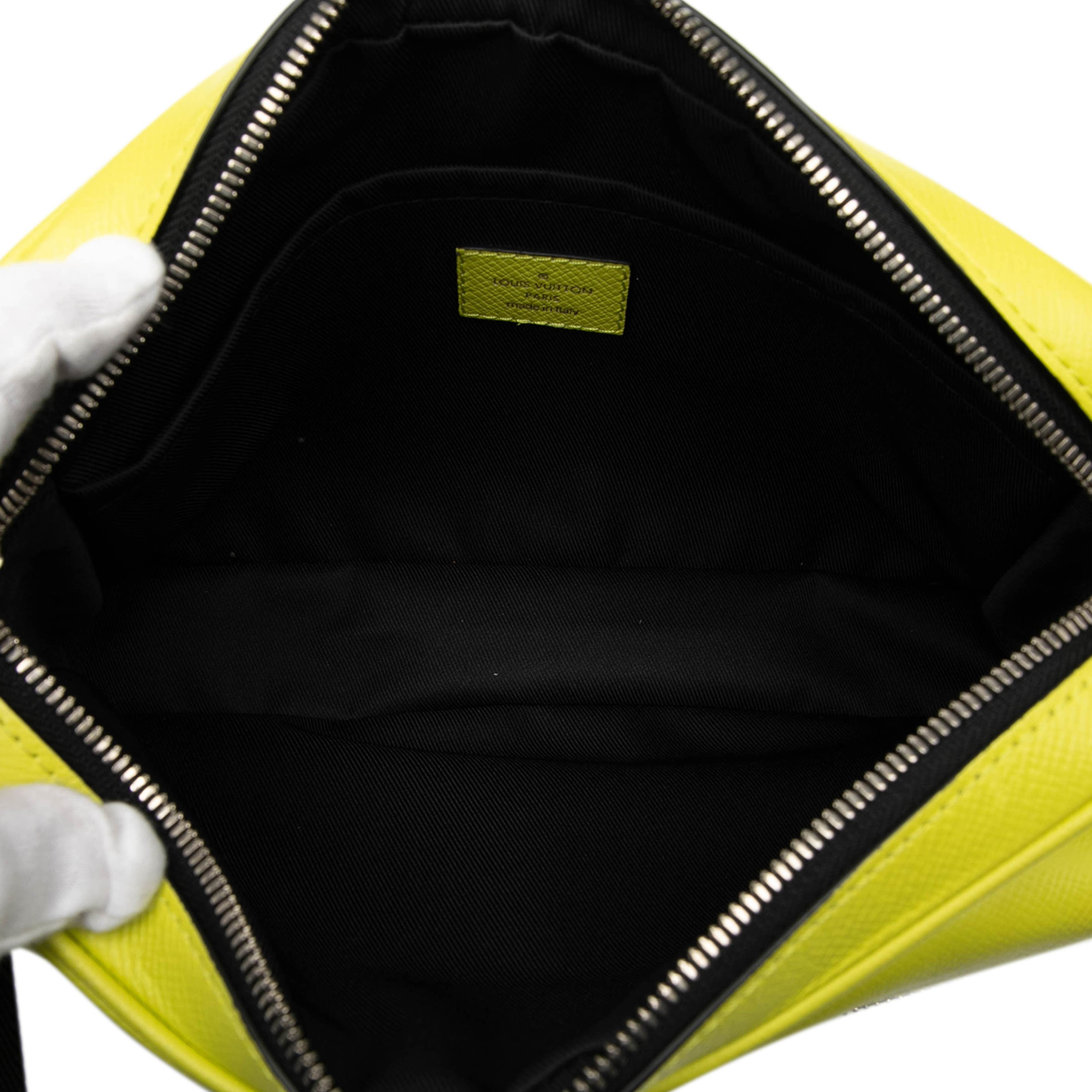 Louis Vuitton Monogram Taigarama Outdoor Messenger, från Luxclusif, i färgen yellow. Klicka för att öppna bilden i stort format