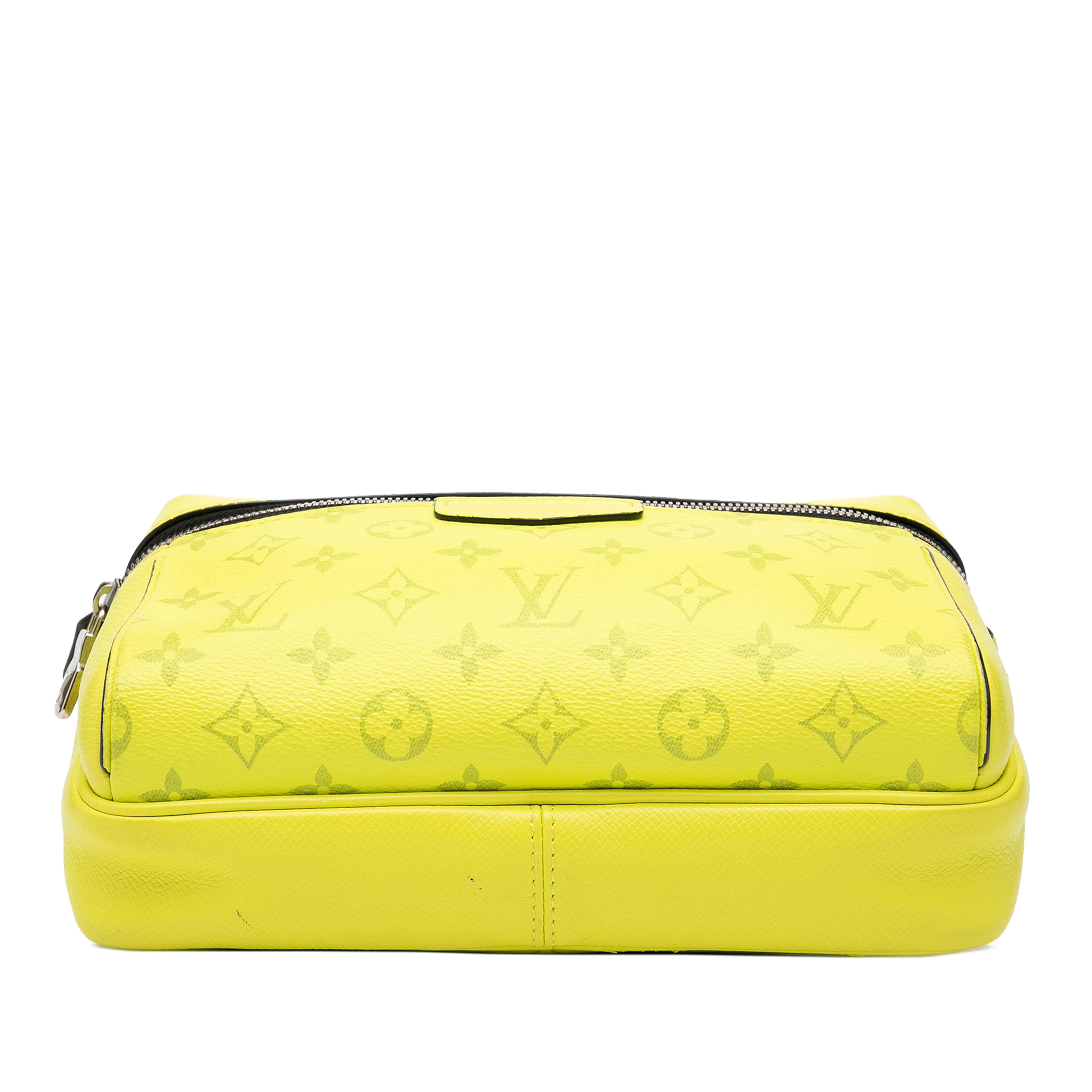 Louis Vuitton Monogram Taigarama Outdoor Messenger, från Luxclusif, i färgen gul. Klicka för att öppna bilden i stort format