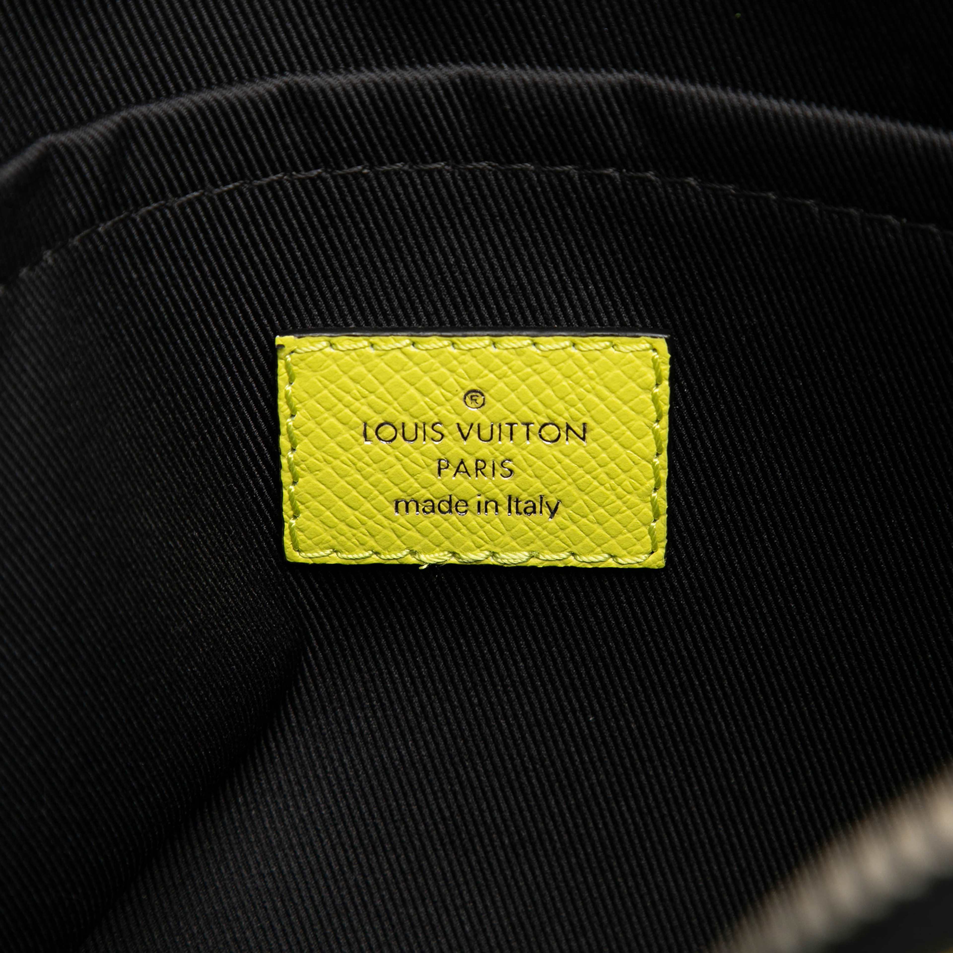 Louis Vuitton Monogram Taigarama Outdoor Messenger, från Luxclusif, i färgen yellow. Klicka för att öppna bilden i stort format