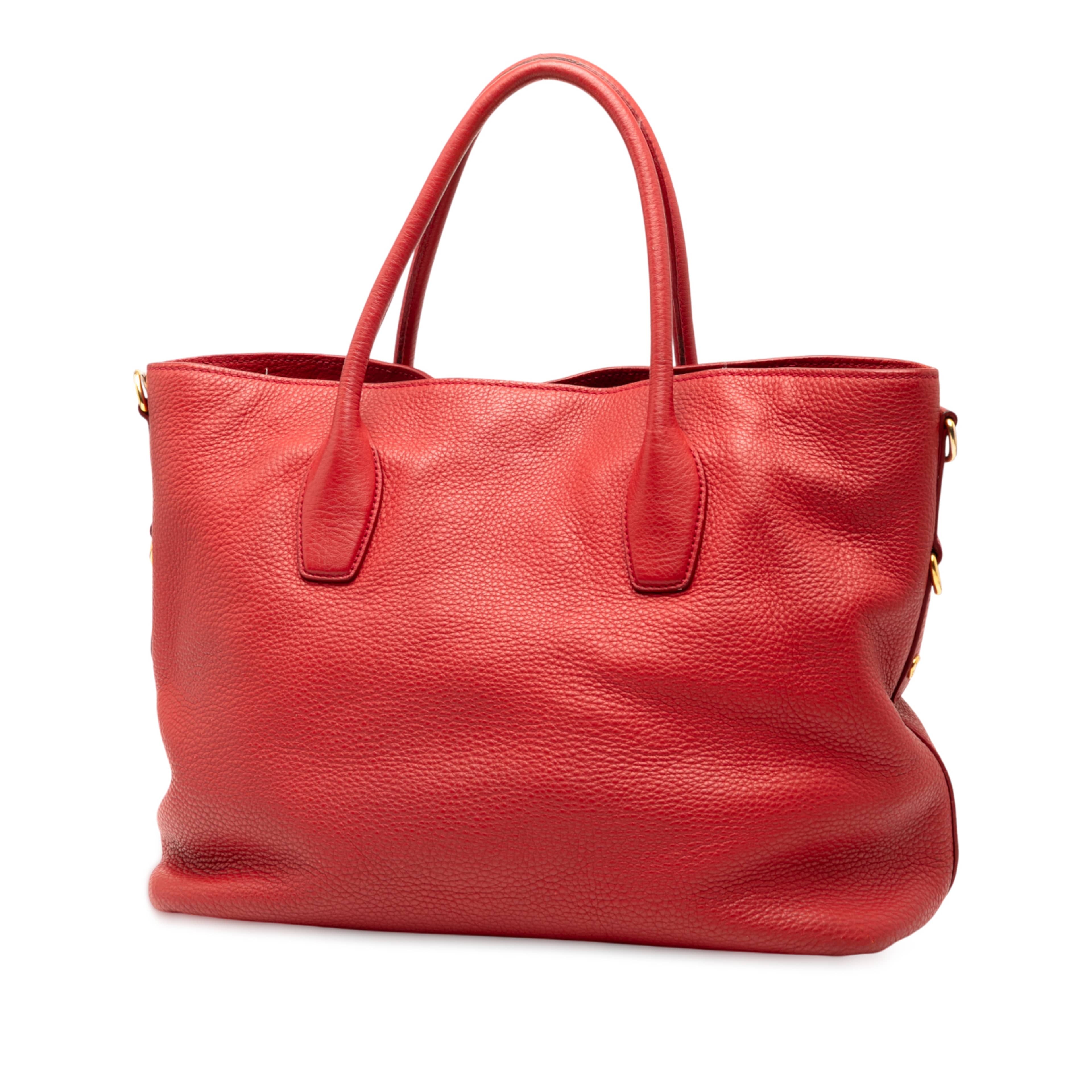 Prada Vitello Daino Open Convertible Tote, från Luxclusif, i färgen red. Klicka för att öppna bilden i stort format