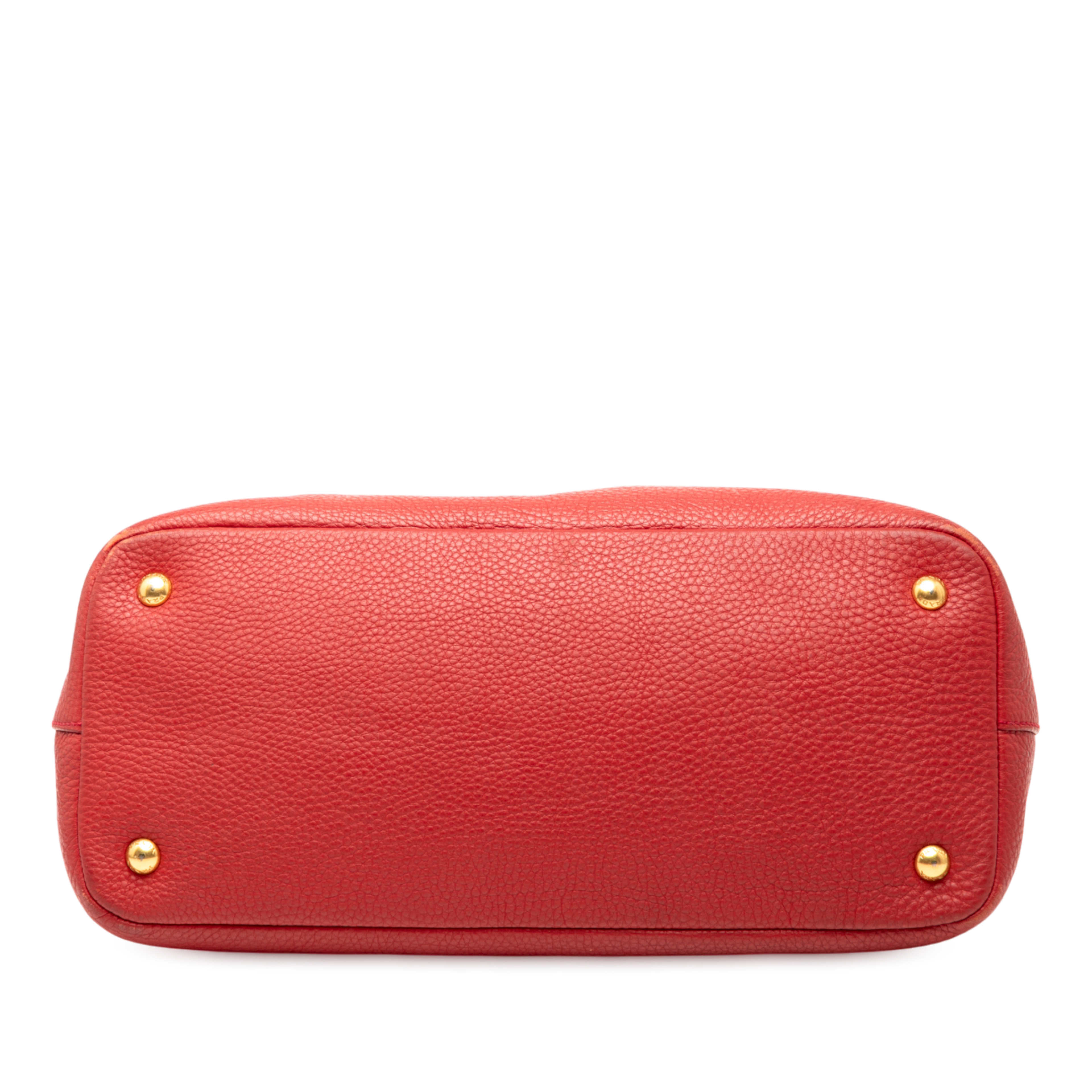 Prada Vitello Daino Open Convertible Tote, från Luxclusif, i färgen red. Klicka för att öppna bilden i stort format