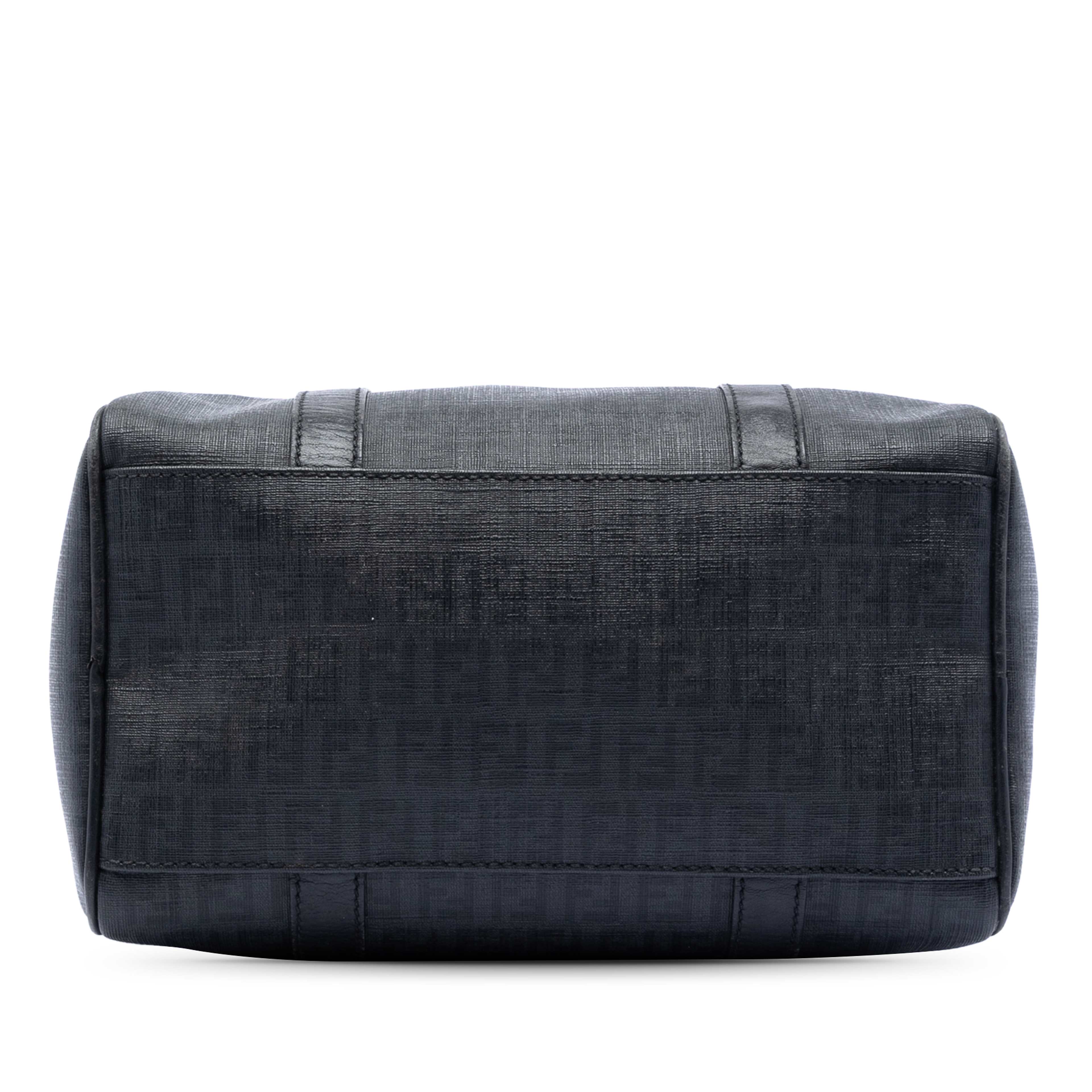 Fendi Zucchino Coated Canvas Boston Bag, från Luxclusif, i färgen black. Klicka för att öppna bilden i stort format