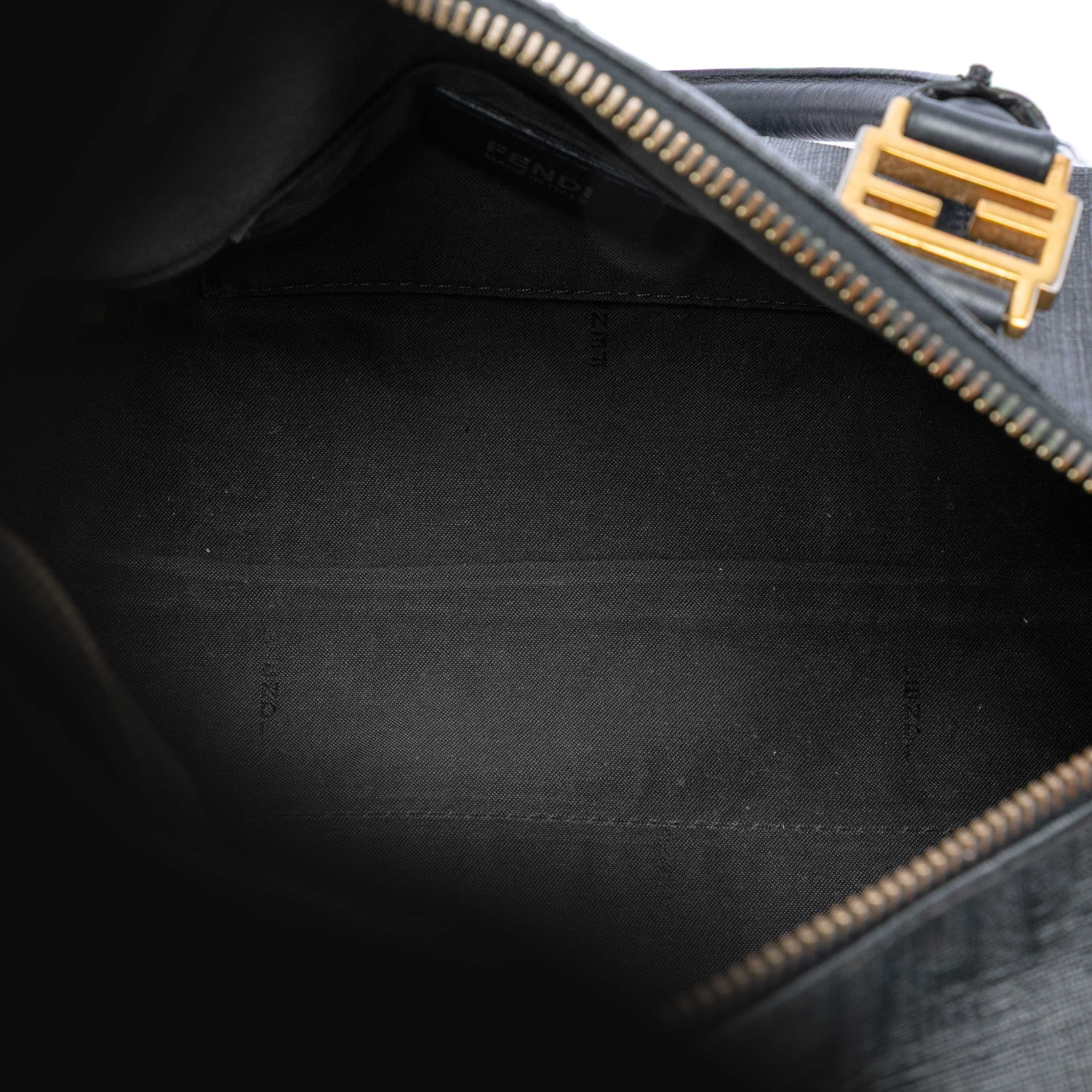 Fendi Zucchino Coated Canvas Boston Bag, från Luxclusif, i färgen black. Klicka för att öppna bilden i stort format