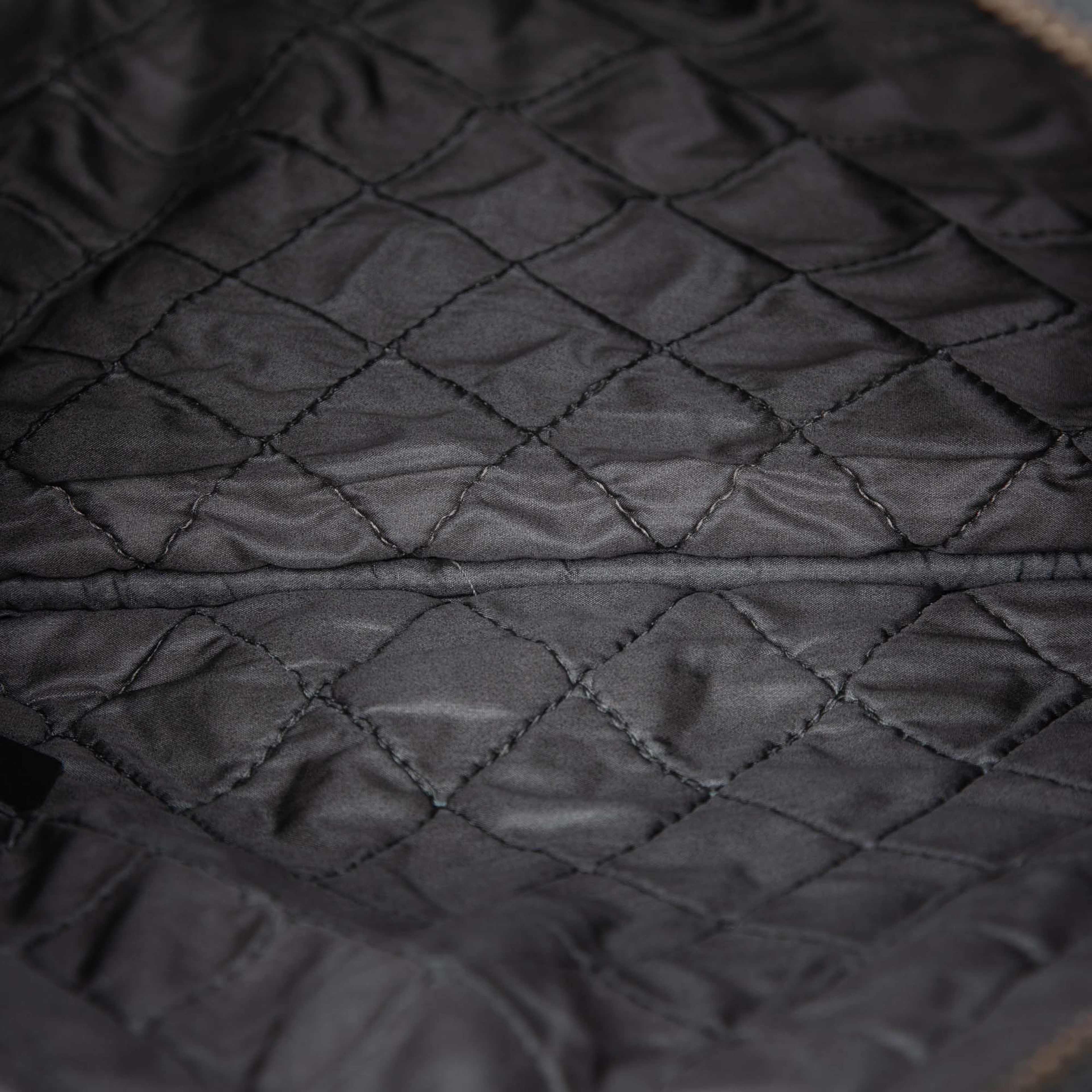 Chanel Small Quilted Crinkled Patent O Case Clutch, från Luxclusif, i färgen dark gray. Klicka för att öppna bilden i stort format