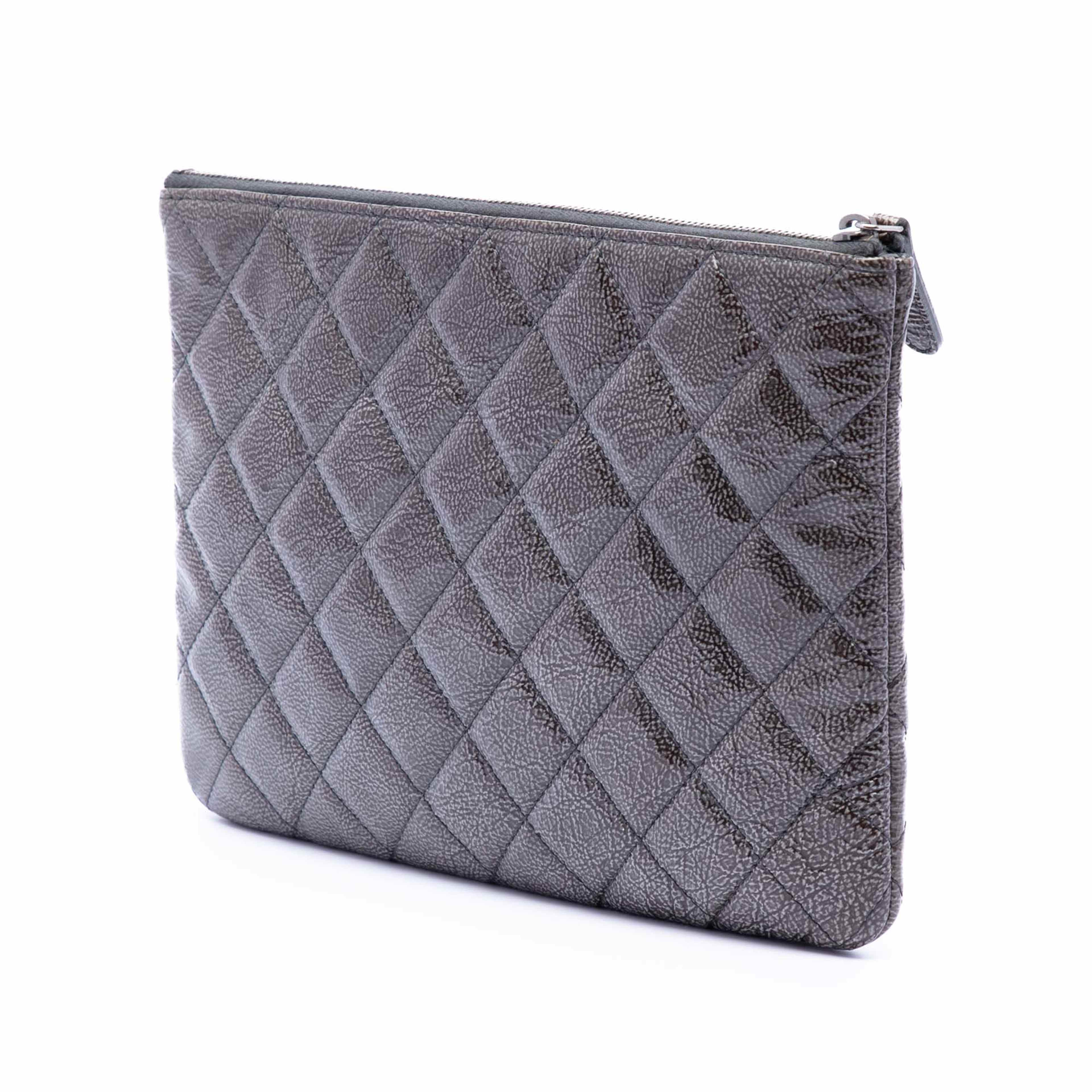 Chanel Small Quilted Crinkled Patent O Case Clutch, från Luxclusif, i färgen grå. Klicka för att öppna bilden i stort format