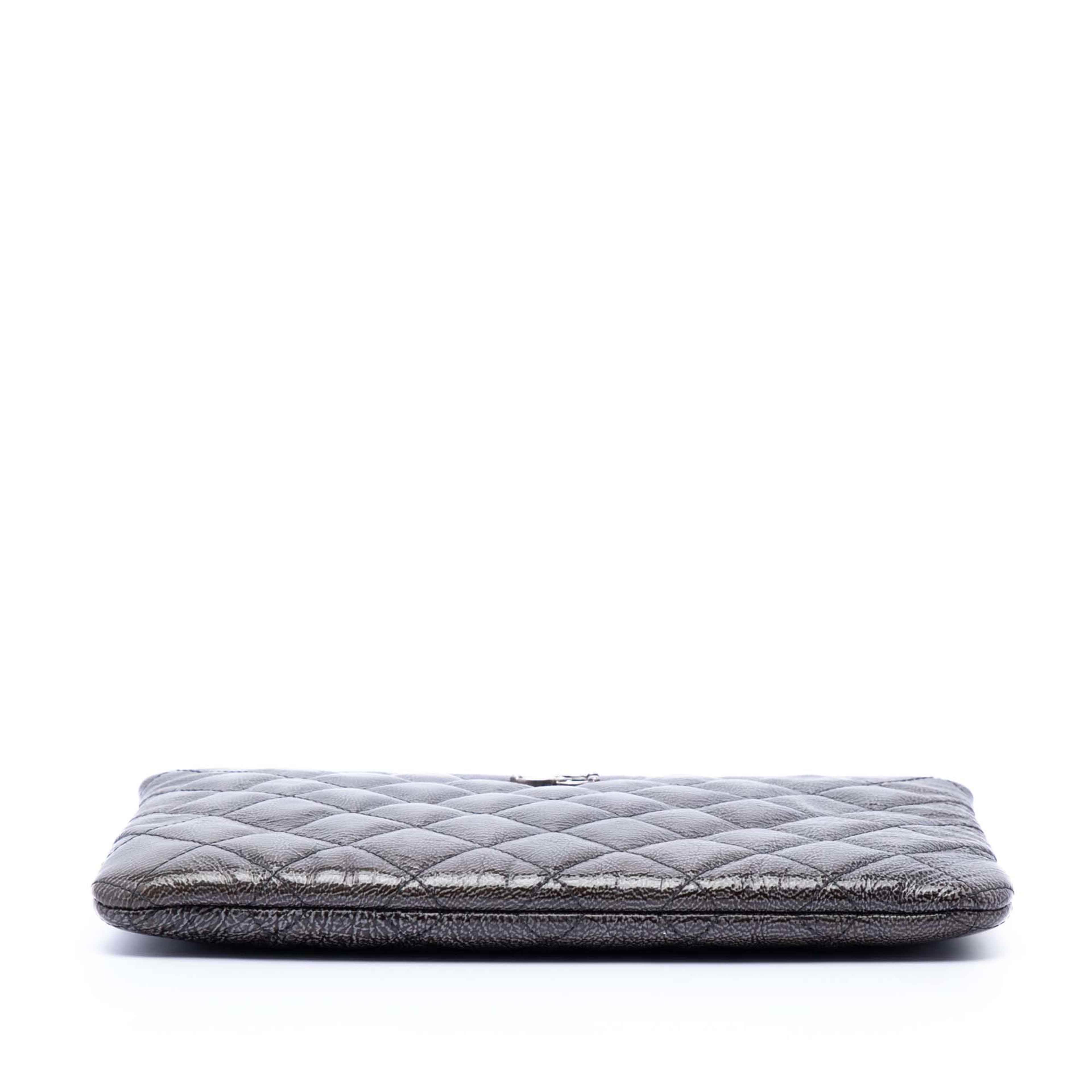 Chanel Small Quilted Crinkled Patent O Case Clutch, från Luxclusif, i färgen dark gray. Klicka för att öppna bilden i stort format