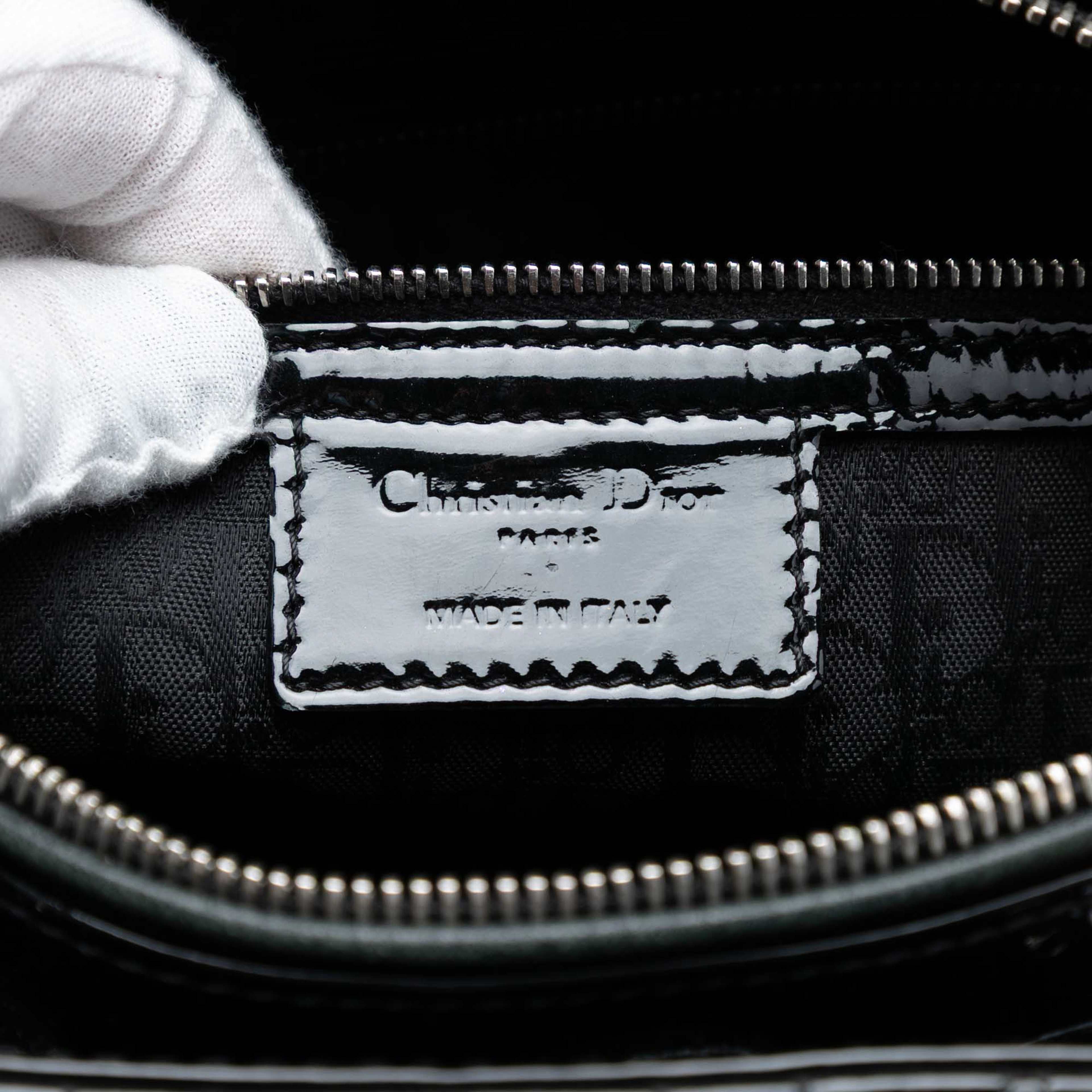 Dior Large Patent Cannage Lady Dior, från Luxclusif, i färgen black. Klicka för att öppna bilden i stort format