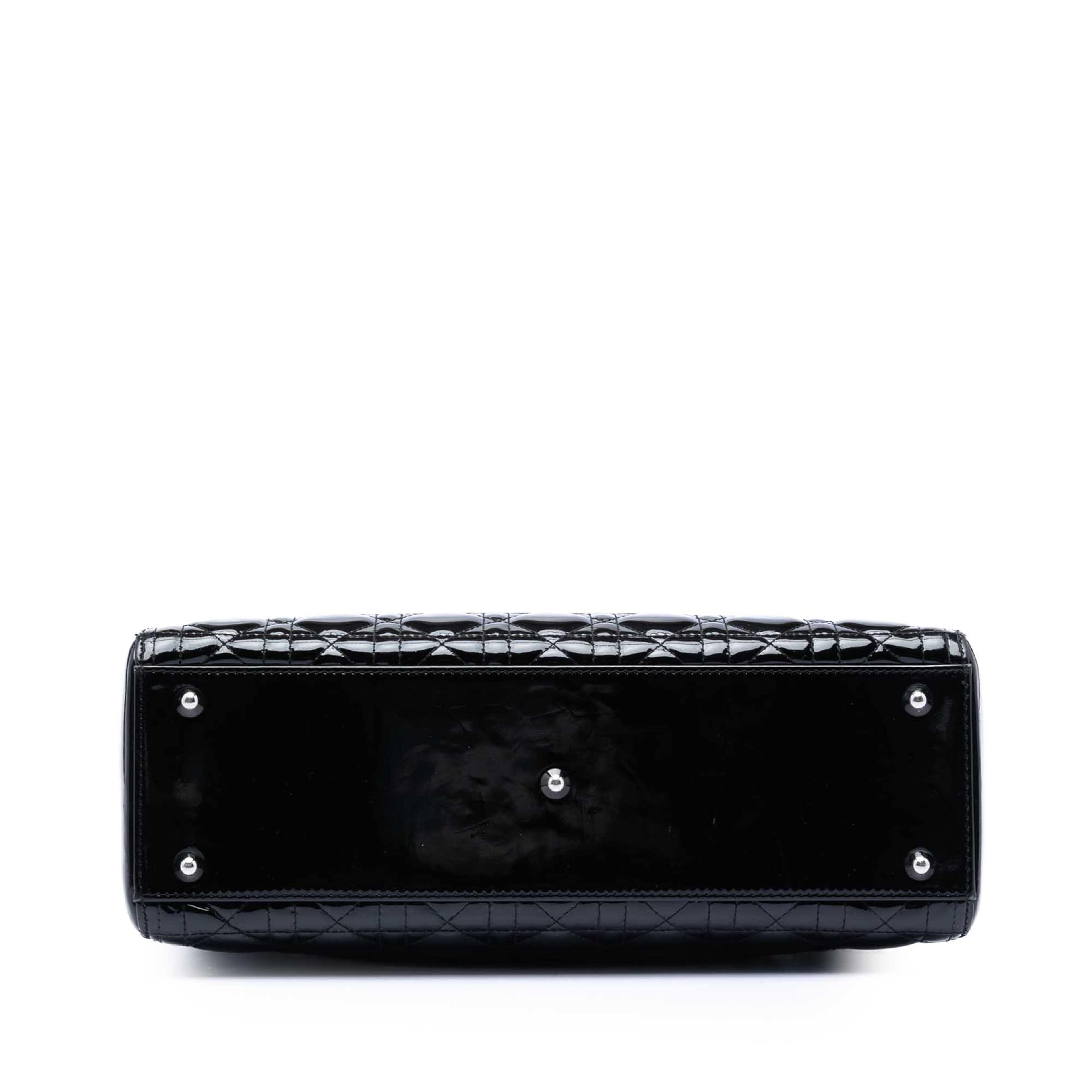 Dior Large Patent Cannage Lady Dior, från Luxclusif, i färgen black. Klicka för att öppna bilden i stort format