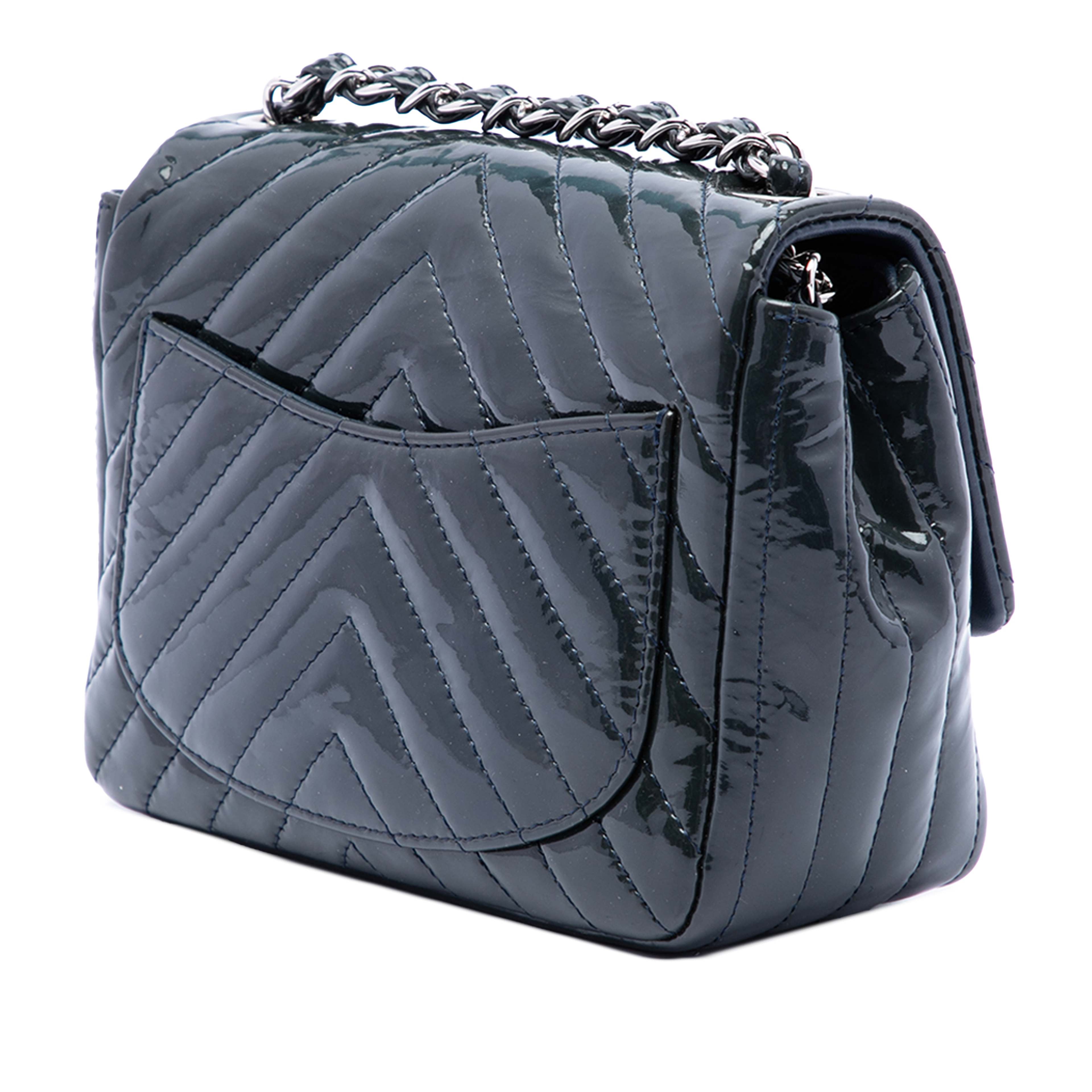 Chanel Mini Square Classic Chevron Patent Single Flap, från Luxclusif, i färgen blå. Klicka för att öppna bilden i stort format