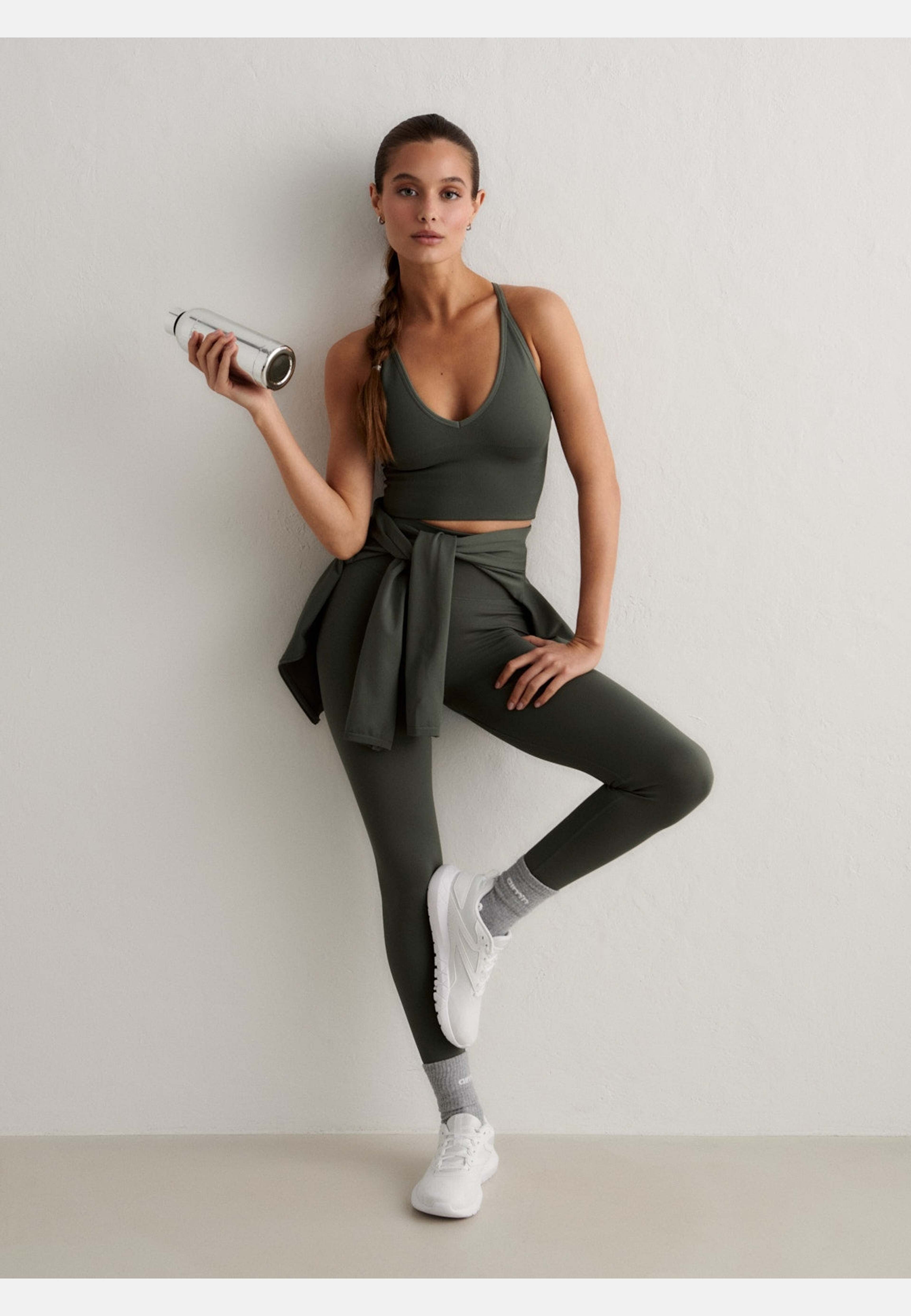 Shape Seamless Cross Back Bralette, från aim'n, i färgen ivy. Klicka för att öppna bilden i stort format