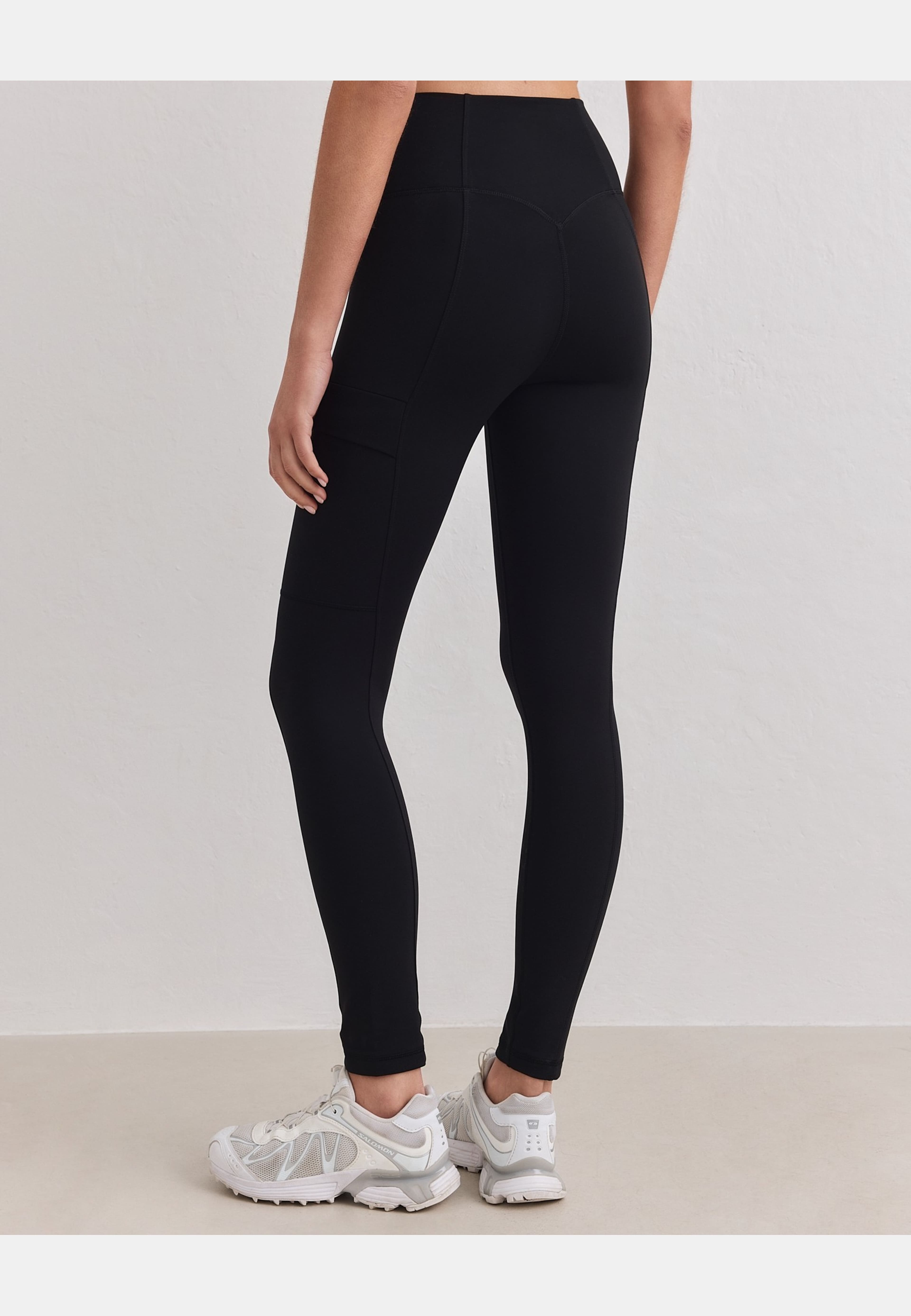 Warming Pocket Tights, från aim'n, i färgen black. Klicka för att öppna bilden i stort format