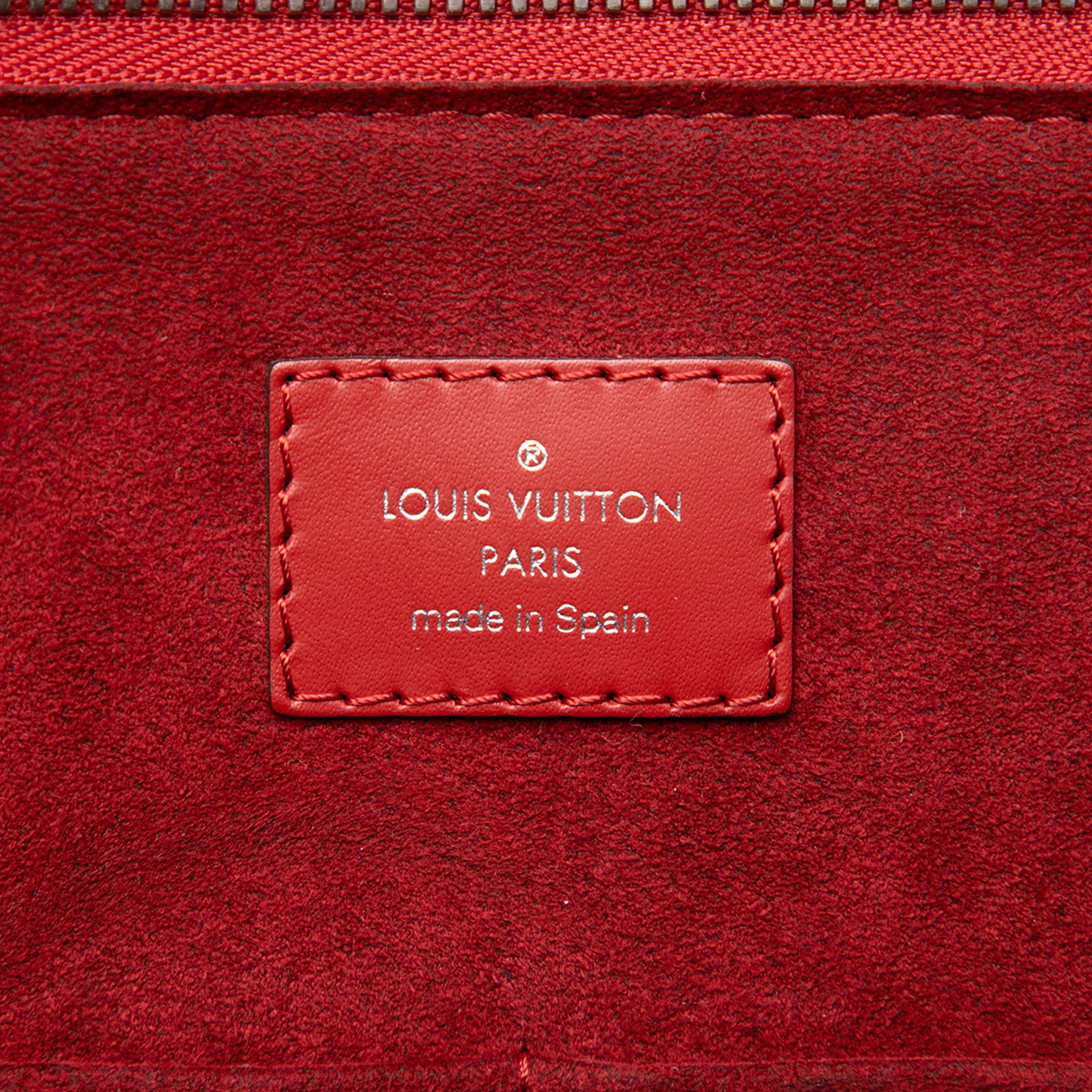 Louis Vuitton Epi Porte Documents Jour, från Luxclusif, i färgen röd. Klicka för att öppna bilden i stort format