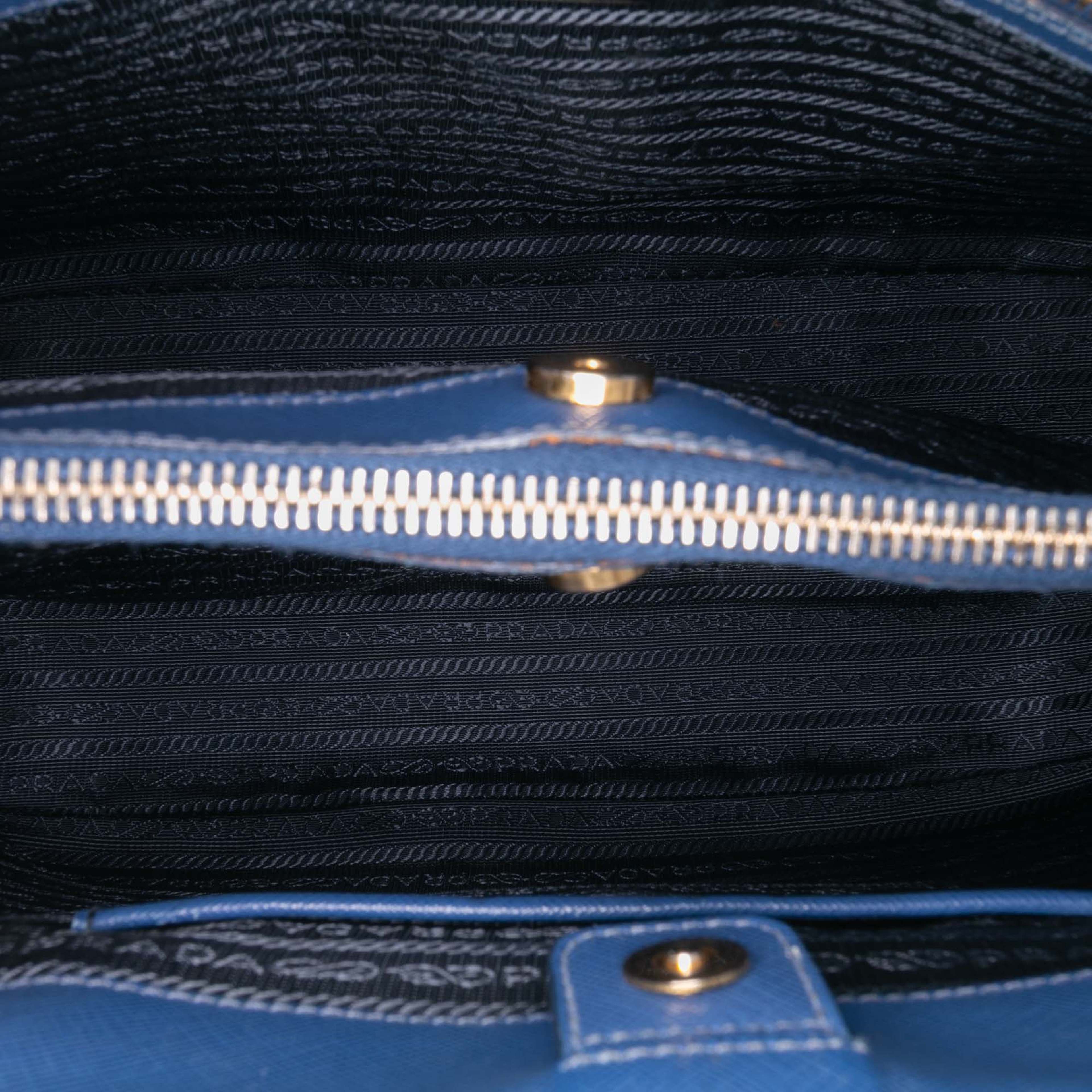 Prada Medium Saffiano Lux Galleria Satchel, från Luxclusif, i färgen blue. Klicka för att öppna bilden i stort format