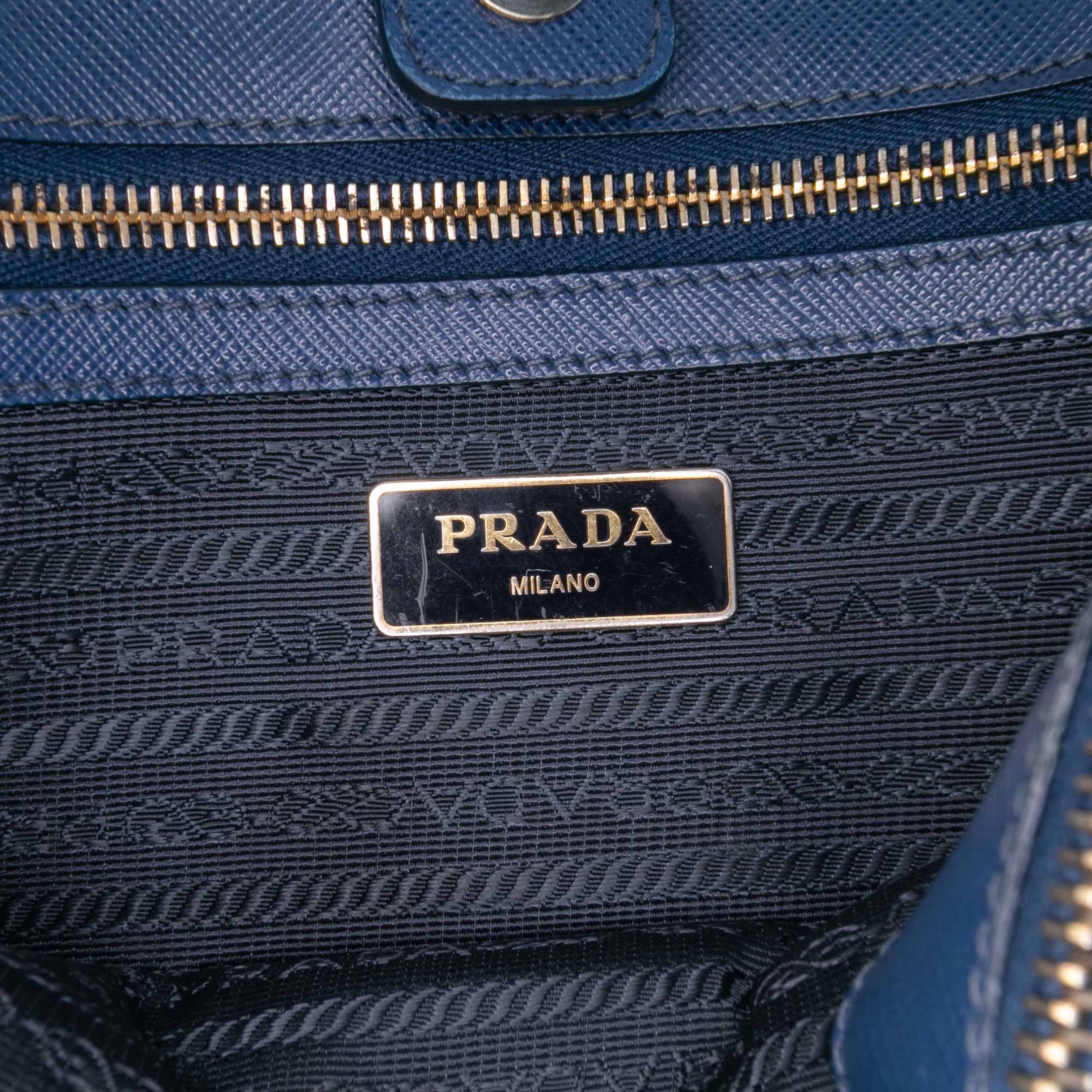 Prada Medium Saffiano Lux Galleria Satchel, från Luxclusif, i färgen blue. Klicka för att öppna bilden i stort format