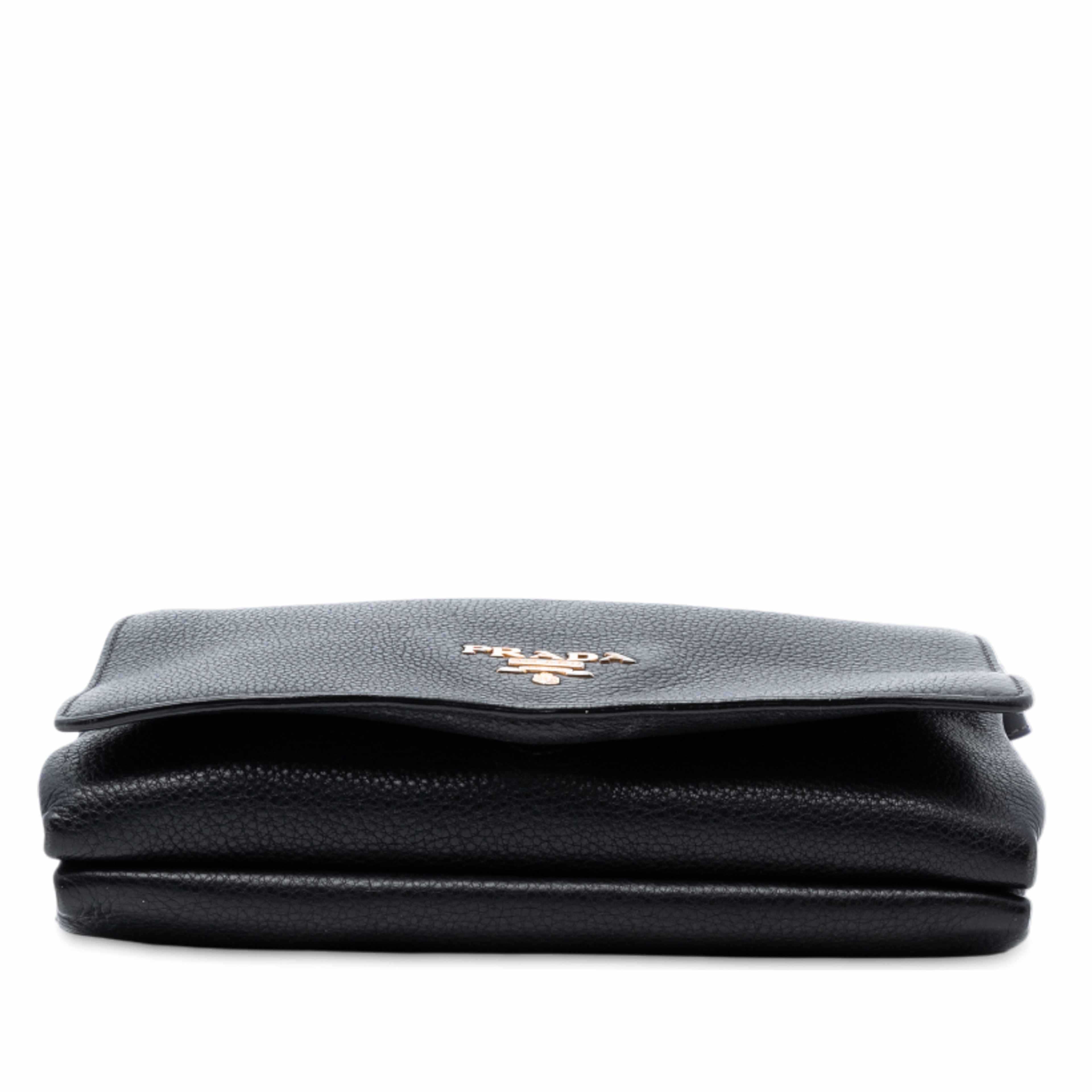 Prada Vitello Daino Flap Crossbody, från Luxclusif, i färgen black. Klicka för att öppna bilden i stort format