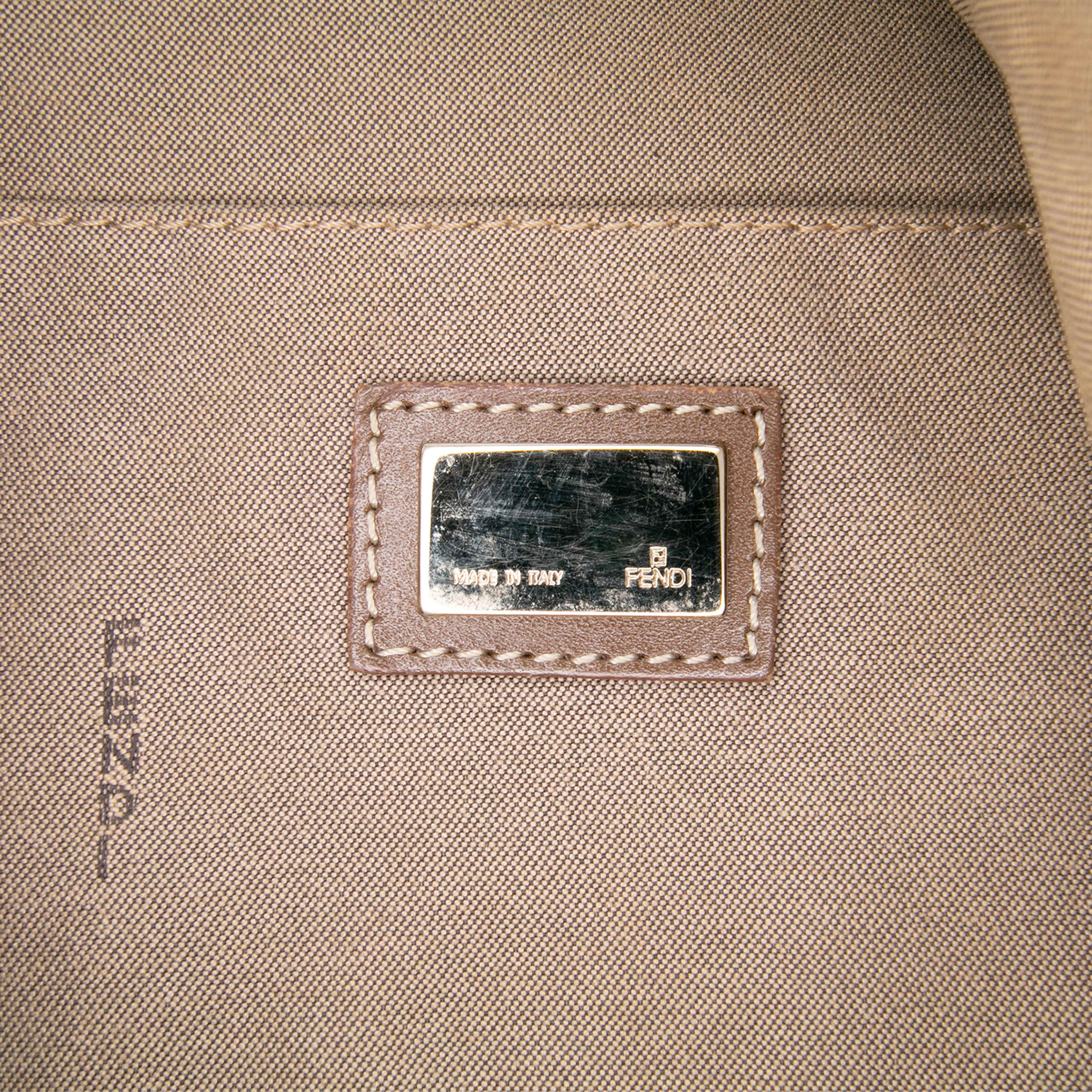 Fendi Zucchino Canvas Chef Pocket Hobo, från Luxclusif, i färgen brown. Klicka för att öppna bilden i stort format