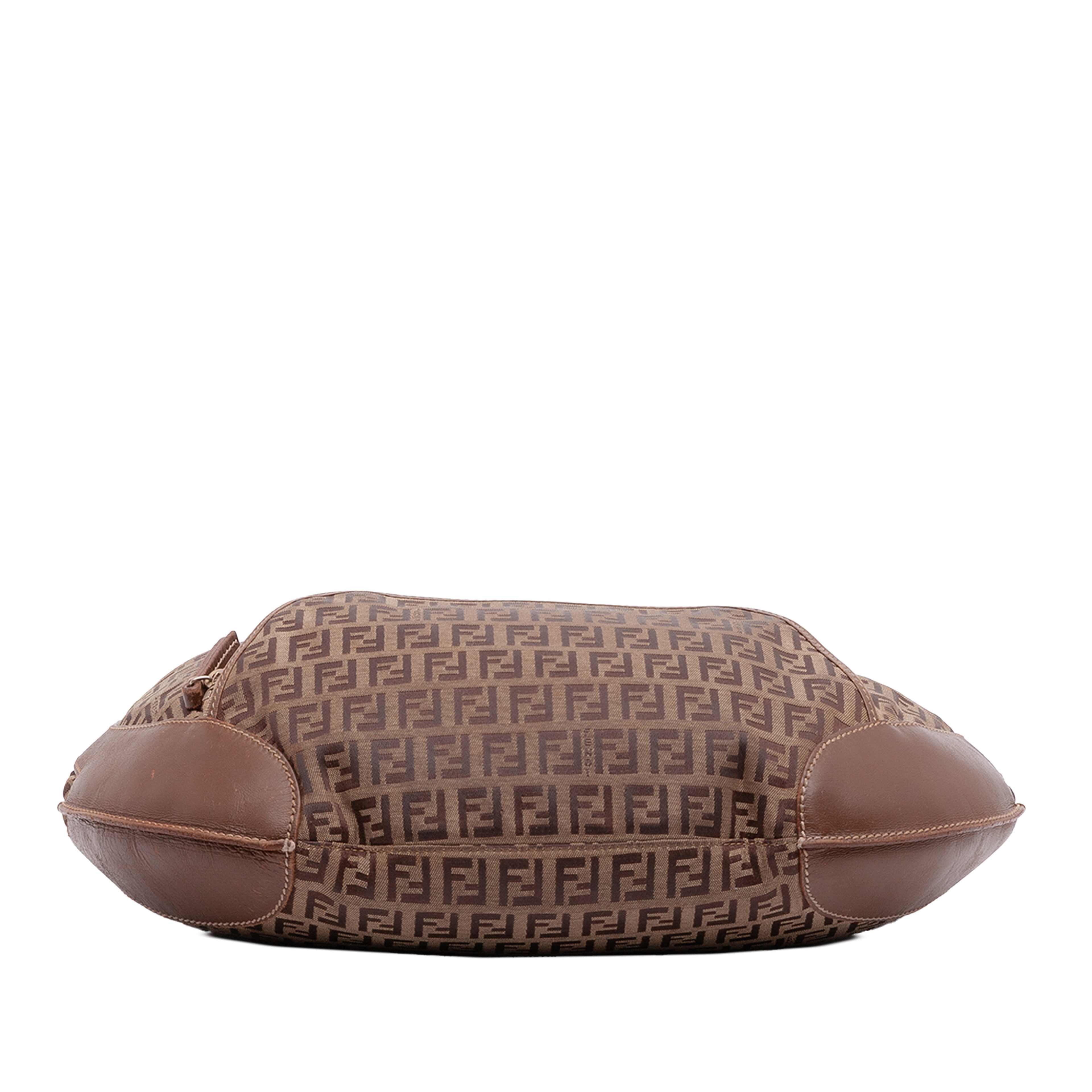 Fendi Zucchino Canvas Chef Pocket Hobo, från Luxclusif, i färgen brun. Klicka för att öppna bilden i stort format