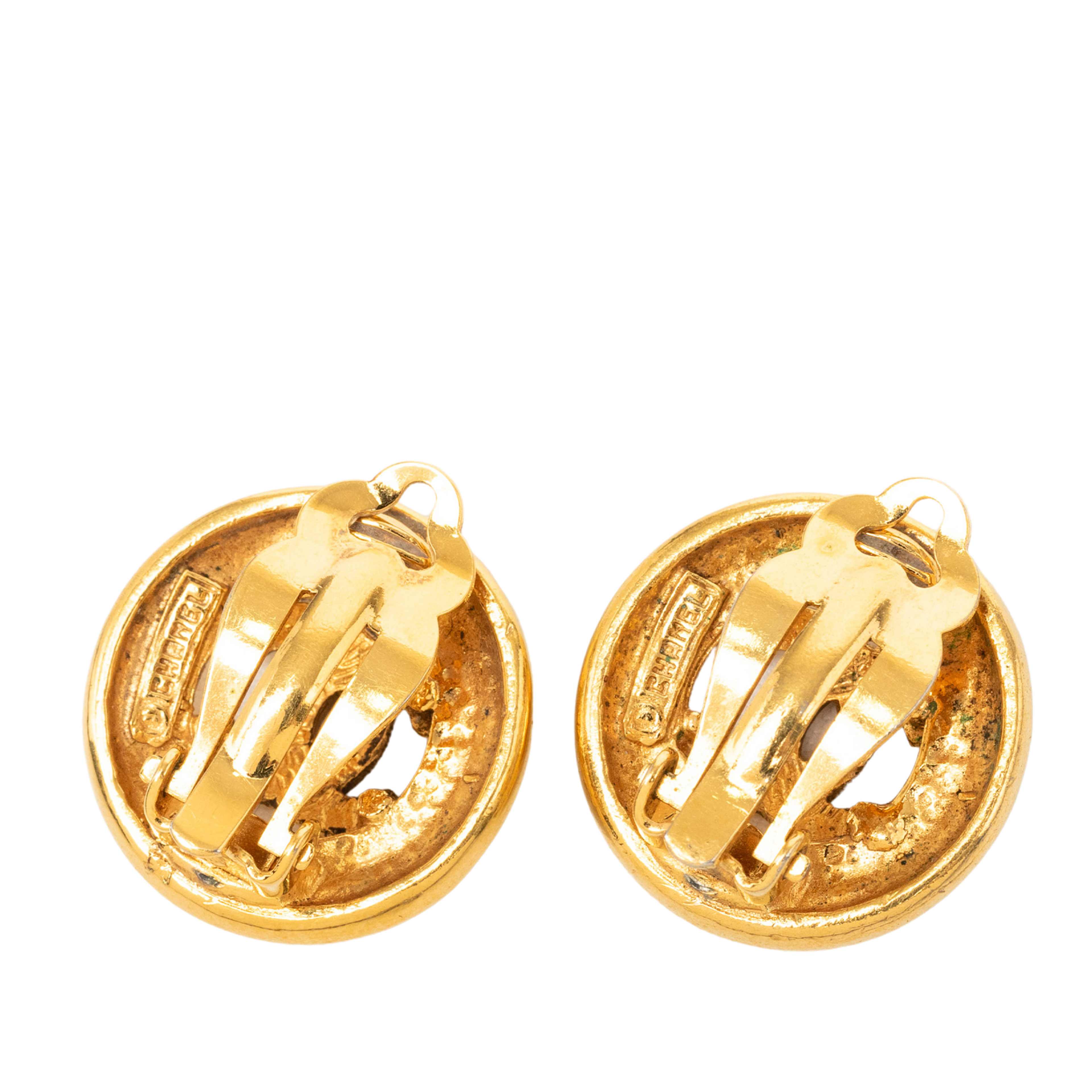 Chanel Cc Gold Plated Round Clip On Earrings, från Luxclusif, i färgen guld. Klicka för att öppna bilden i stort format