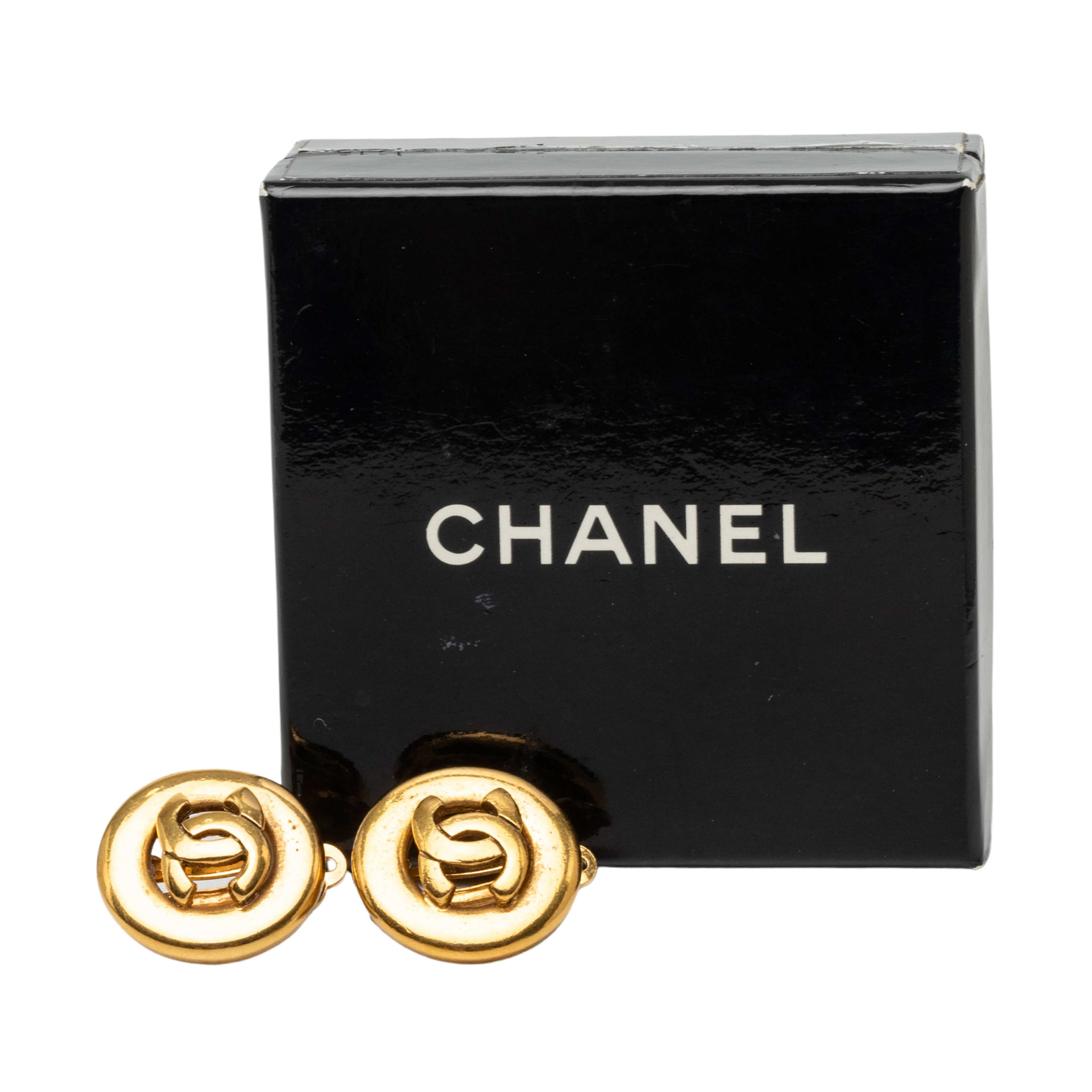 Chanel Cc Gold Plated Round Clip On Earrings, från Luxclusif, i färgen guld. Klicka för att öppna bilden i stort format