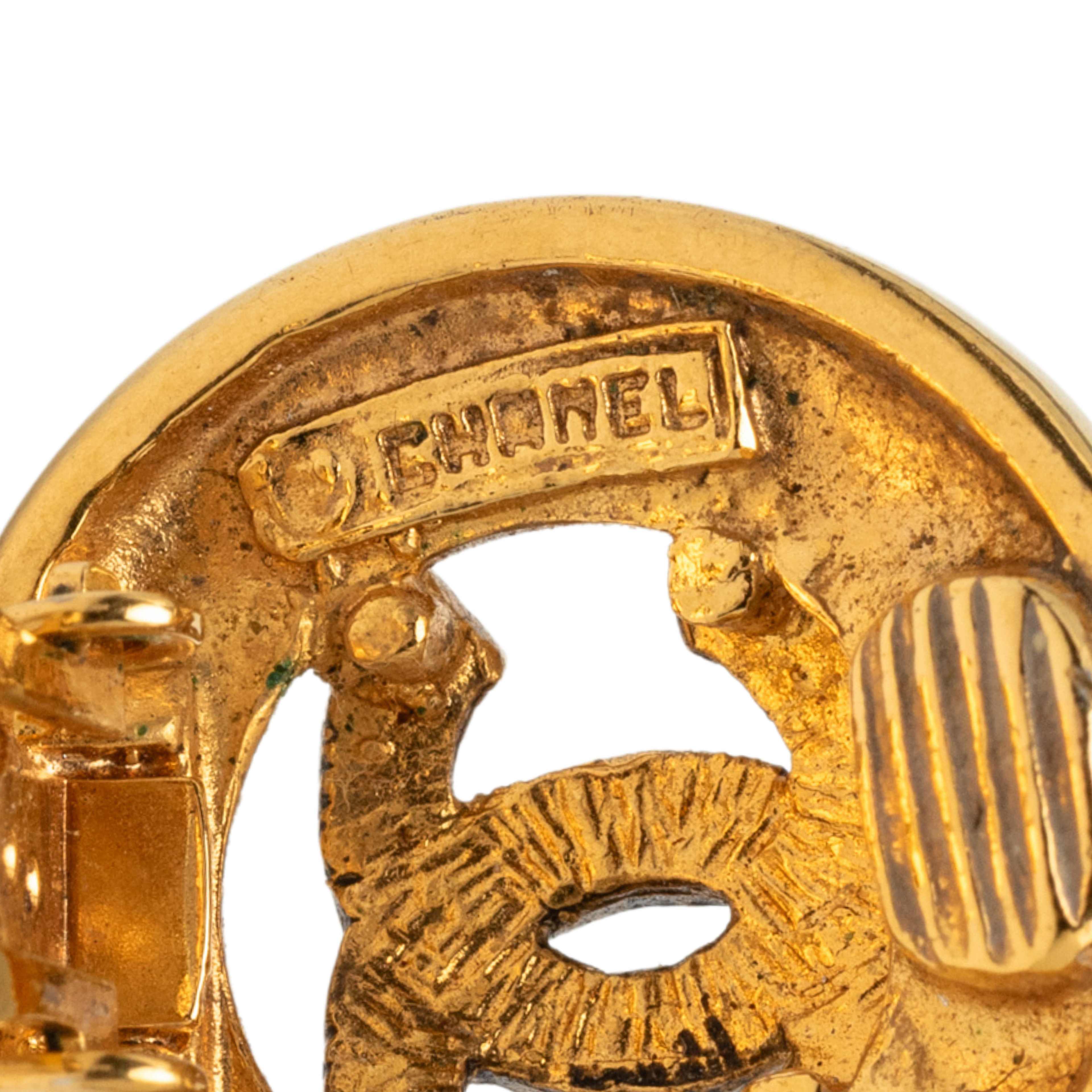 Chanel Cc Gold Plated Round Clip On Earrings, från Luxclusif, i färgen guld. Klicka för att öppna bilden i stort format