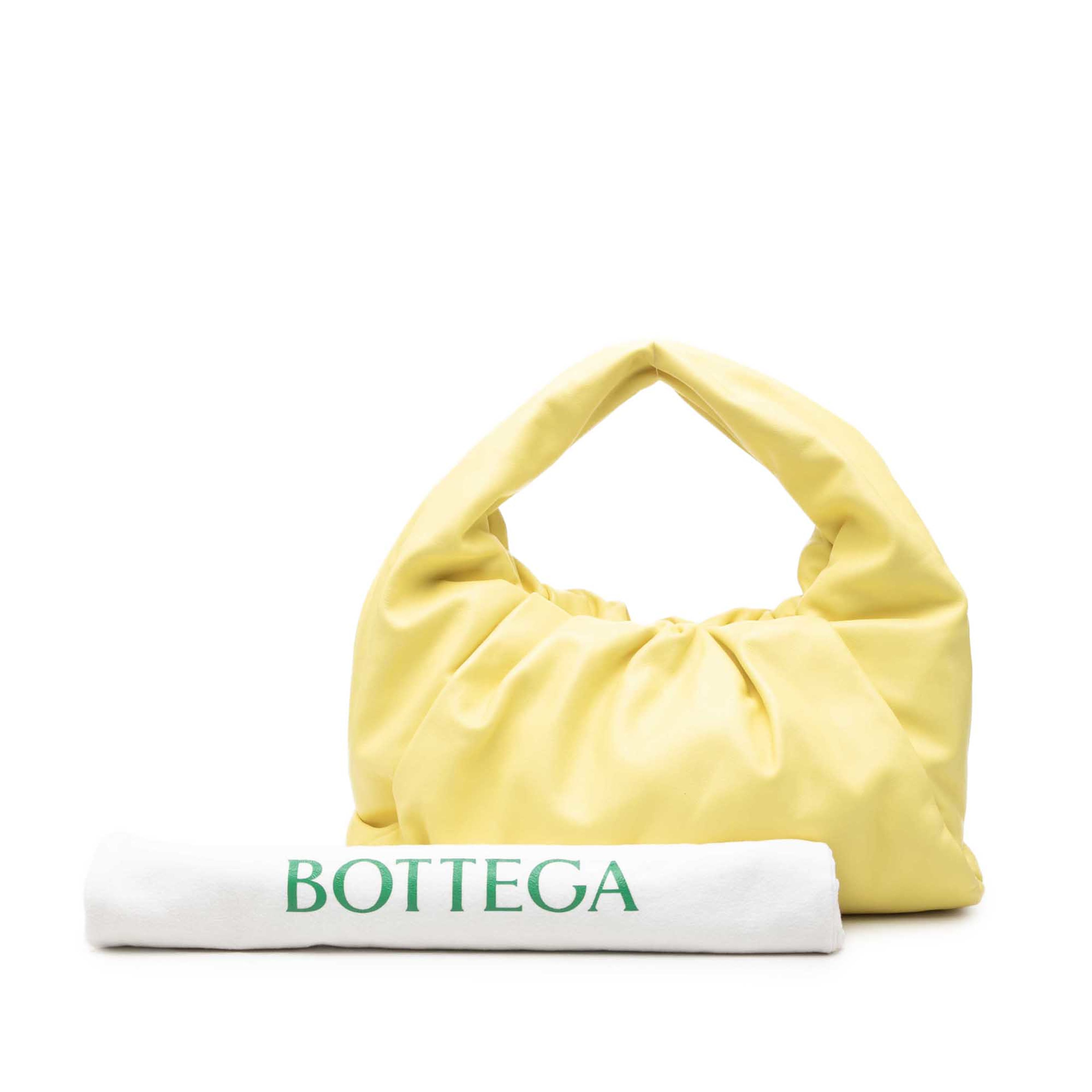 Bottega Veneta Lambskin The Shoulder Pouch, från Luxclusif, i färgen gul. Klicka för att öppna bilden i stort format