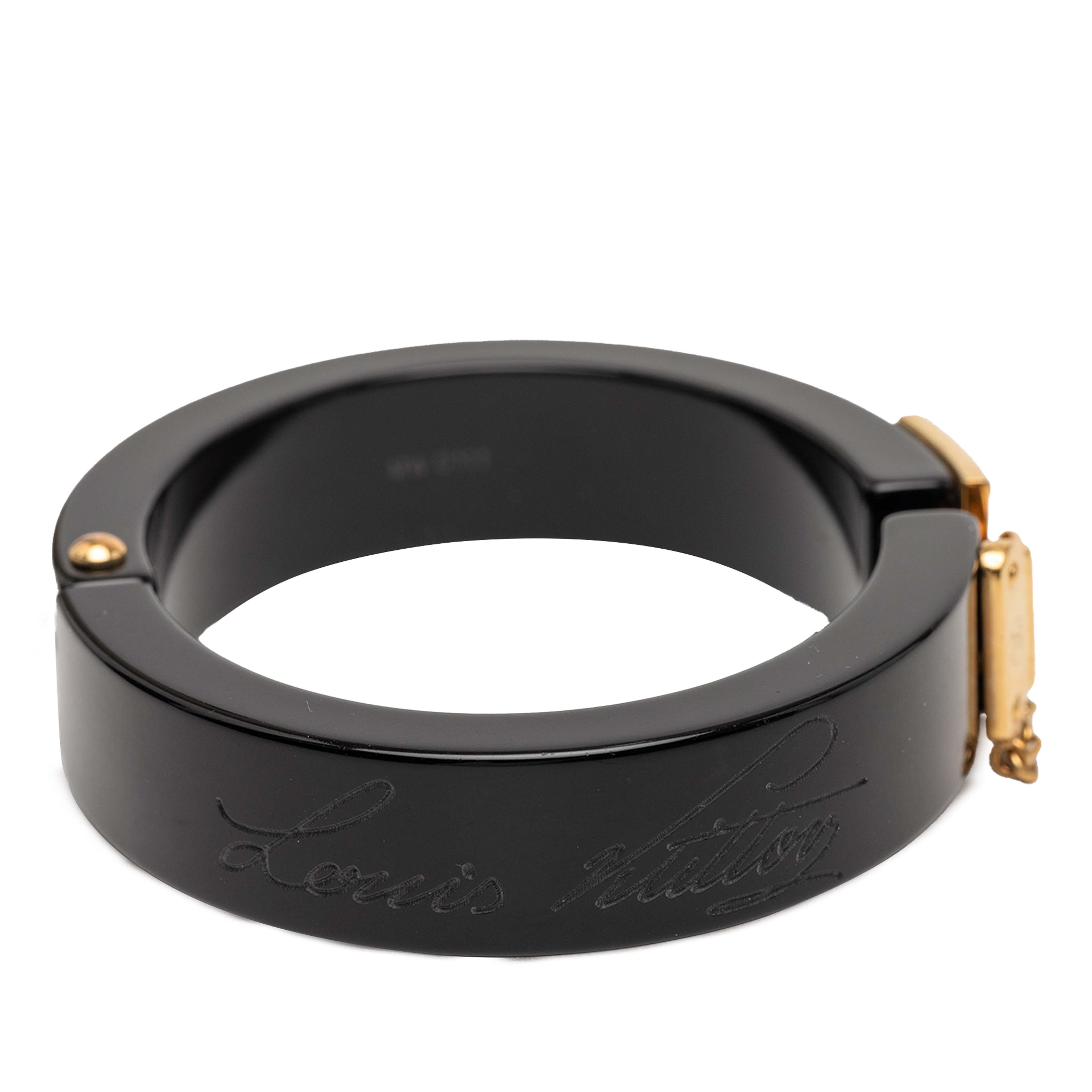 Louis Vuitton Resin Lock Me Bracelet, från Luxclusif, i färgen black. Klicka för att öppna bilden i stort format