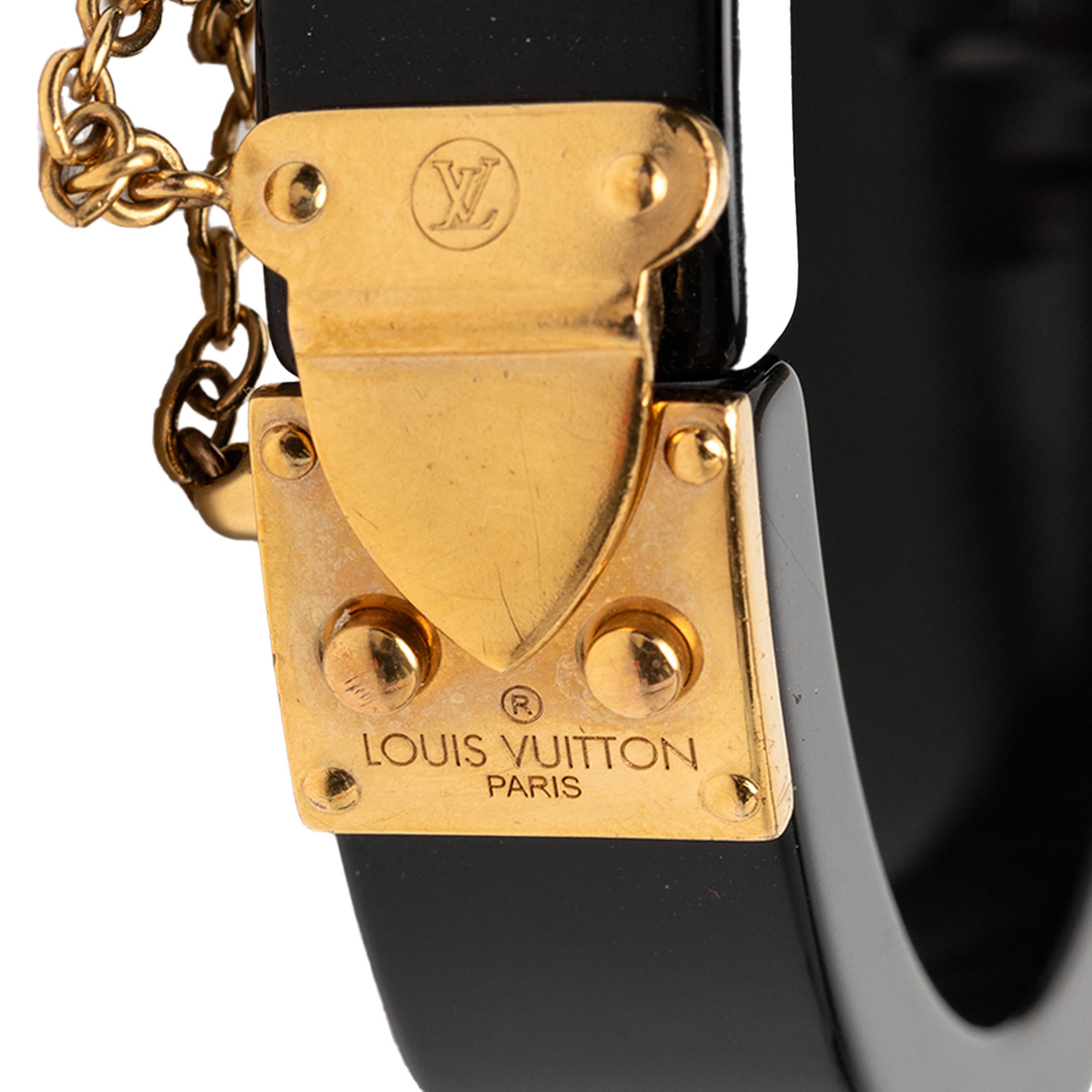 Louis Vuitton Resin Lock Me Bracelet, från Luxclusif, i färgen black. Klicka för att öppna bilden i stort format