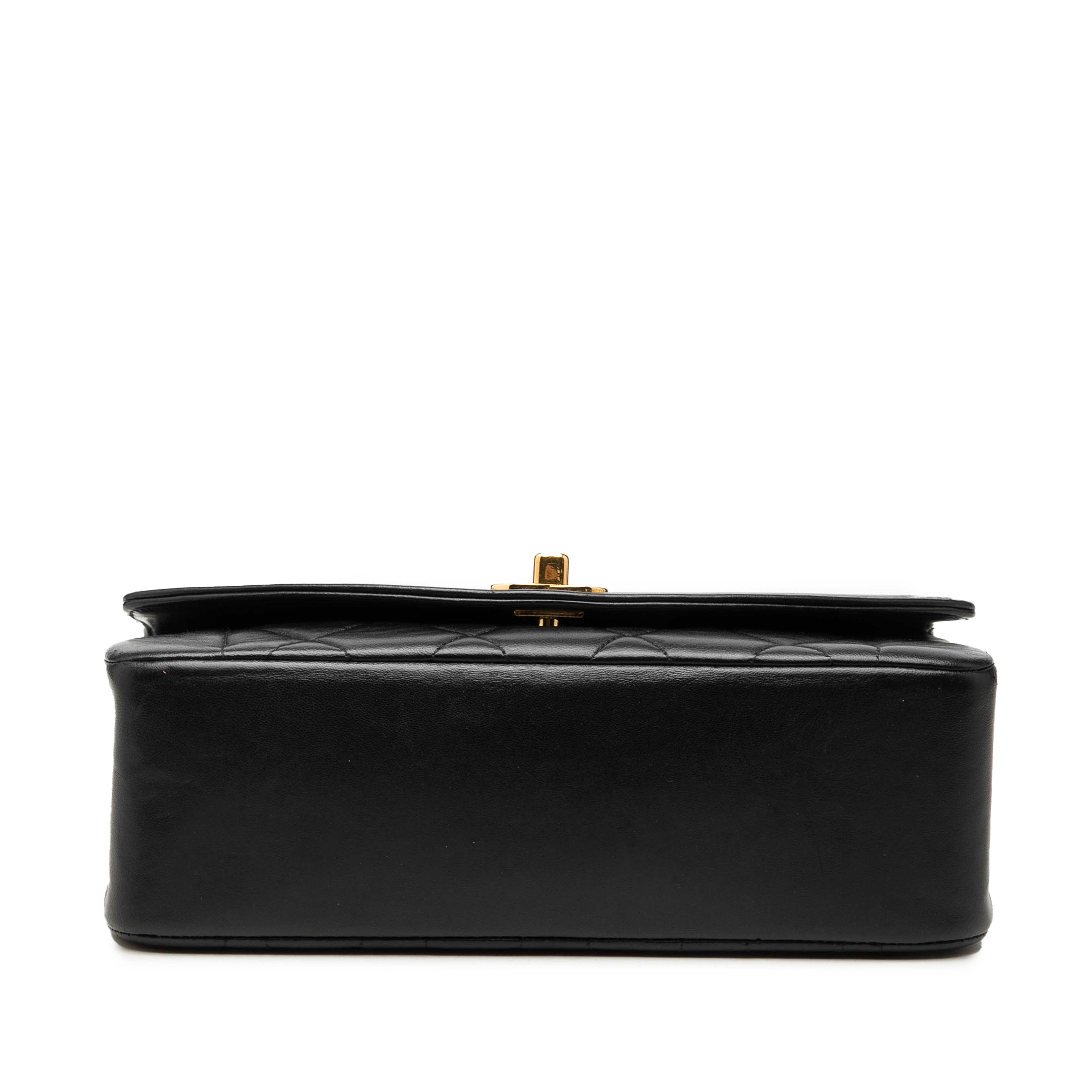 Chanel Small Lambskin Diana Flap, från Luxclusif, i färgen svart. Klicka för att öppna bilden i stort format
