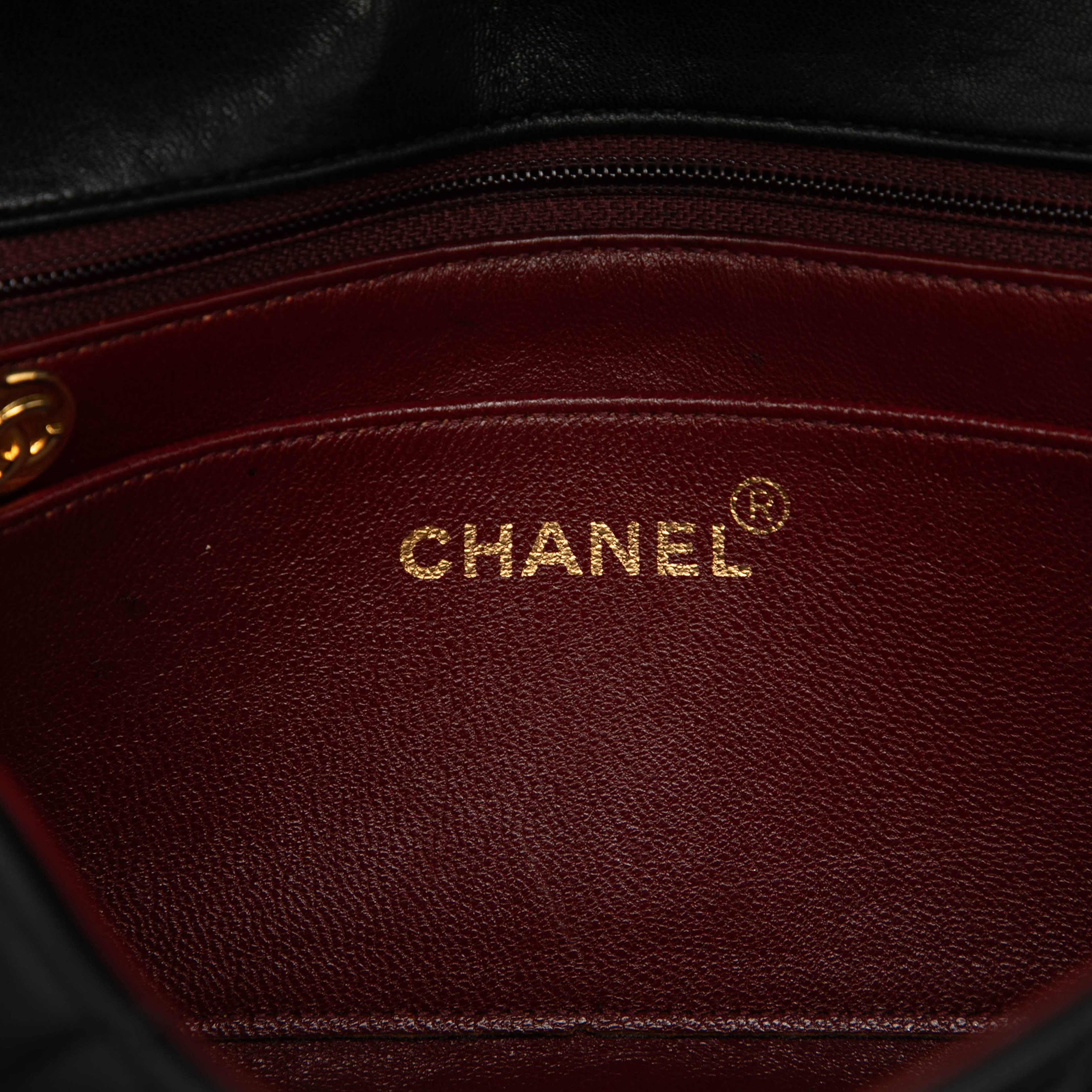 Chanel Small Lambskin Diana Flap, från Luxclusif, i färgen svart. Klicka för att öppna bilden i stort format